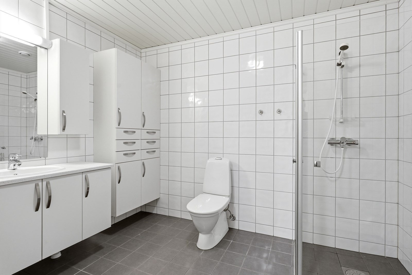 Også badet er påkostet, herunder med ekstra baderomsinnredning, som gir god lagringsplass til håndklær og diverse baderomsartikler. Galleribilde