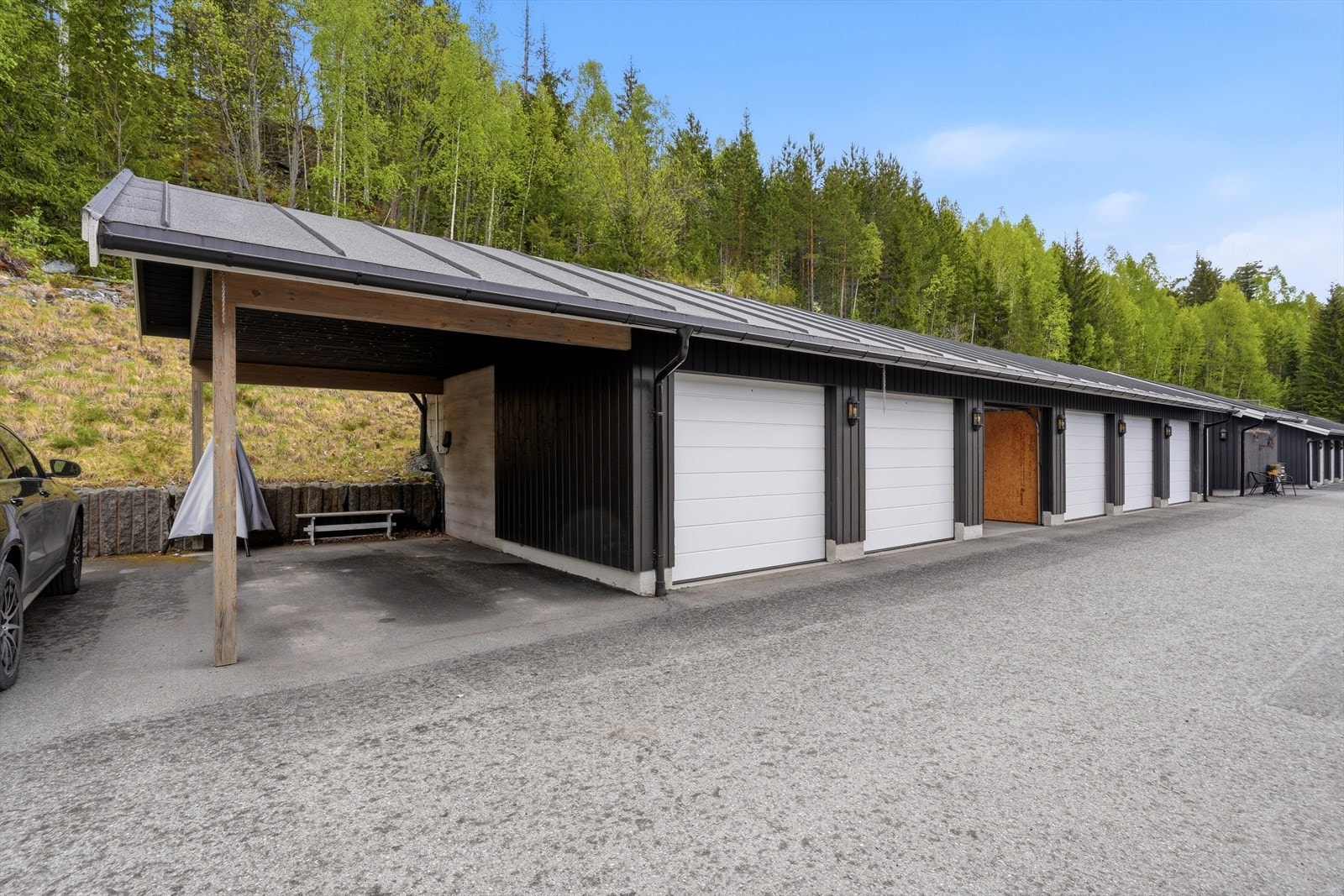 Utvendig har boligen både carport (som eneste leilighet i sameiet) og egen garasje. Både garasje og carporten er oppgradert med elbillader. Galleribilde