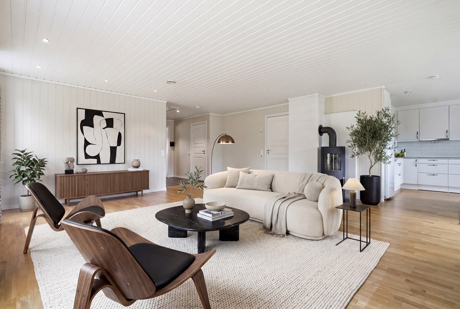 VIRITUELL STYLING: Bildet er ment som et eksempel på hvordan boligen kan møbleres/utvikles videre. Redigeringen er gjort med kunstig intelligens, og avvik må påregnes. Galleribilde