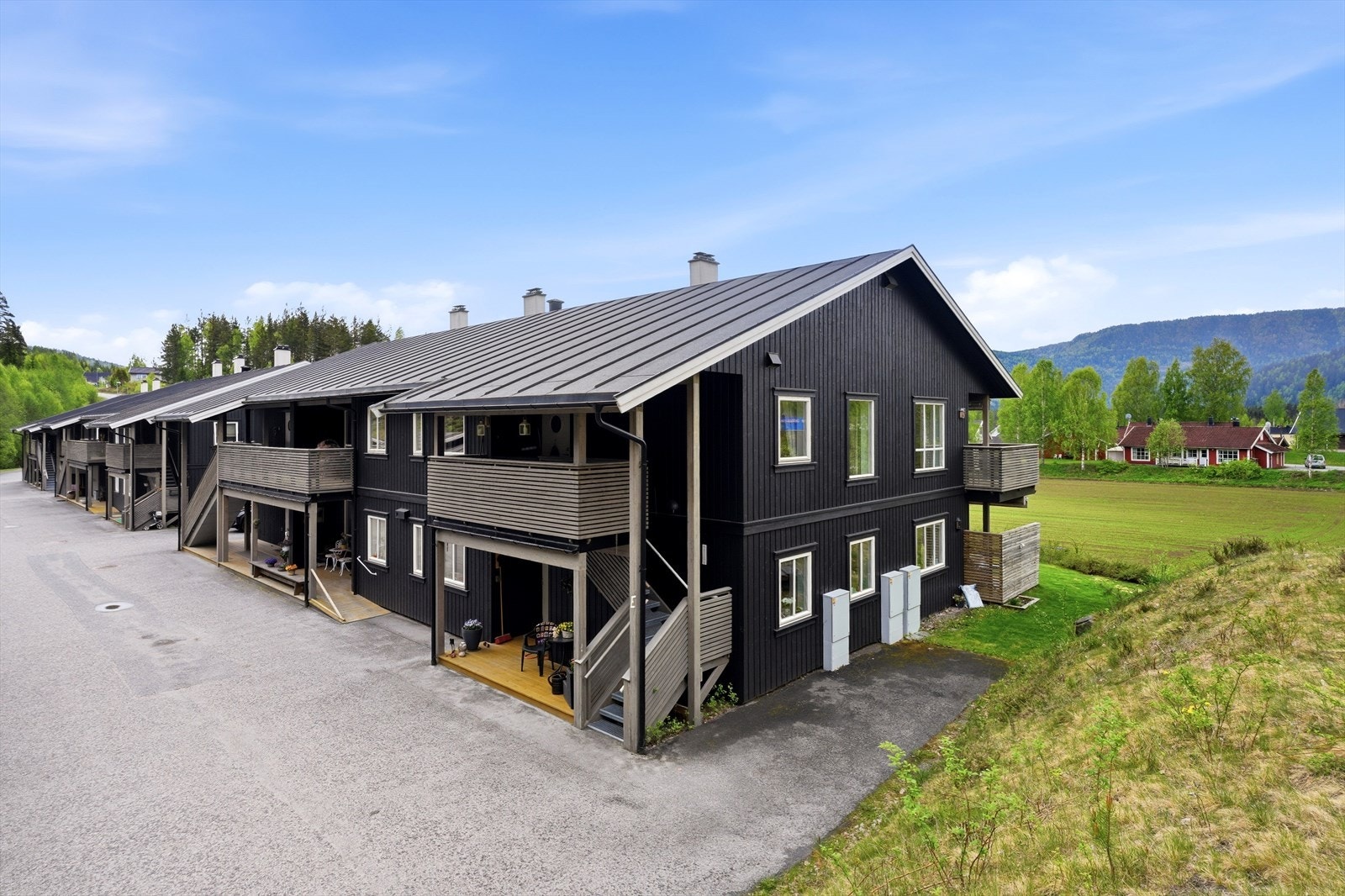 Leiligheten har planløsning som er gjennomgående, og har utvendig trappegang opp til en hyggelig terrasse ved inngangsdøra. Galleribilde