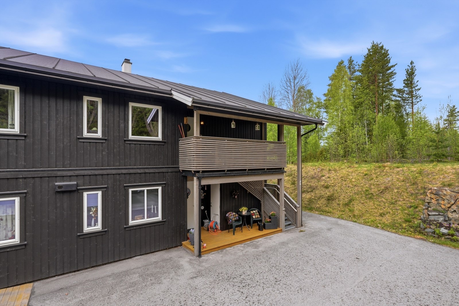 På toppen av trappa er det et godt takoverbygg som gir skjerming til trappeadkomsten og inngangspartiet. Galleribilde