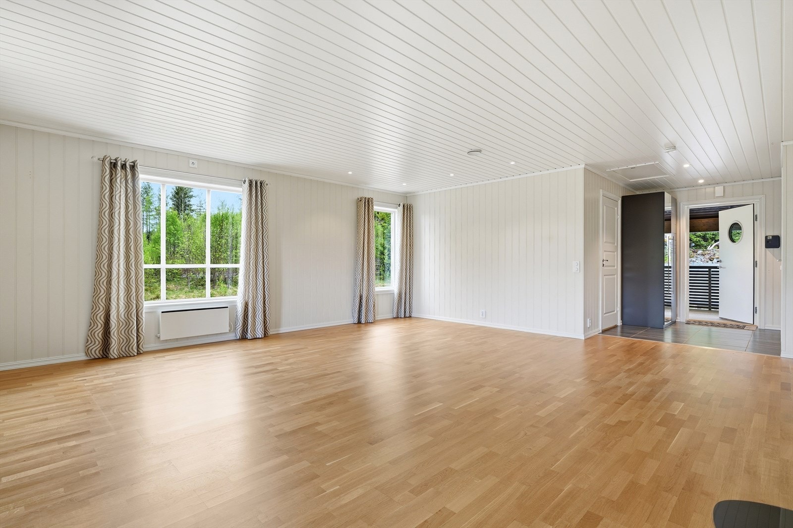 Velkommen inn! Flislagt gang, og åpen løsning mot stue/oppholdsrom. Galleribilde