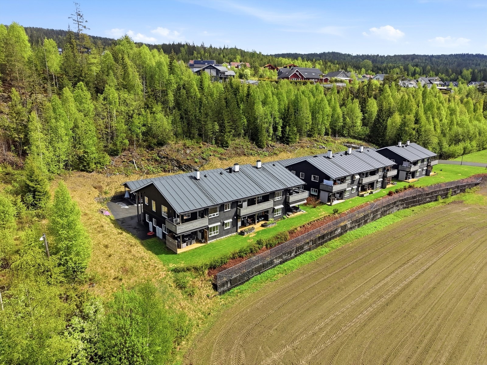 Omringet av grønne og frodige omgivelser. Galleribilde