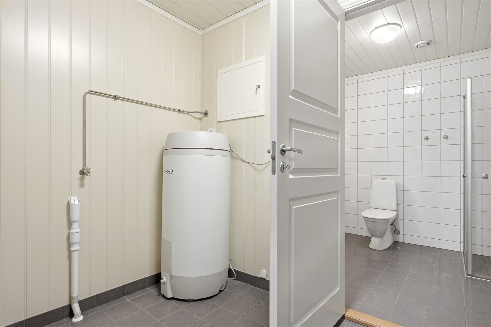Mellom soverom og bad, finner man også et eget vaskerom med gjennomgang. Her er også varmtvannsbereder plassert. Galleribilde