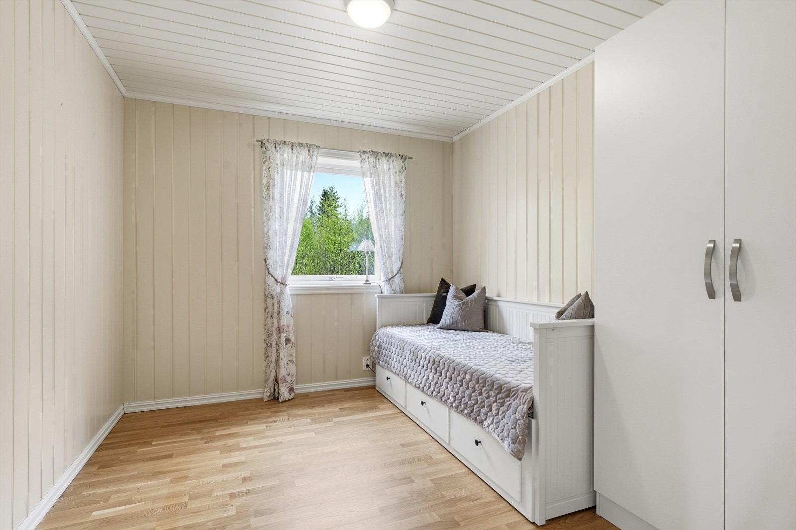 Også her med god plass til seng, skrivebord og medfølgende garderobe. Galleribilde