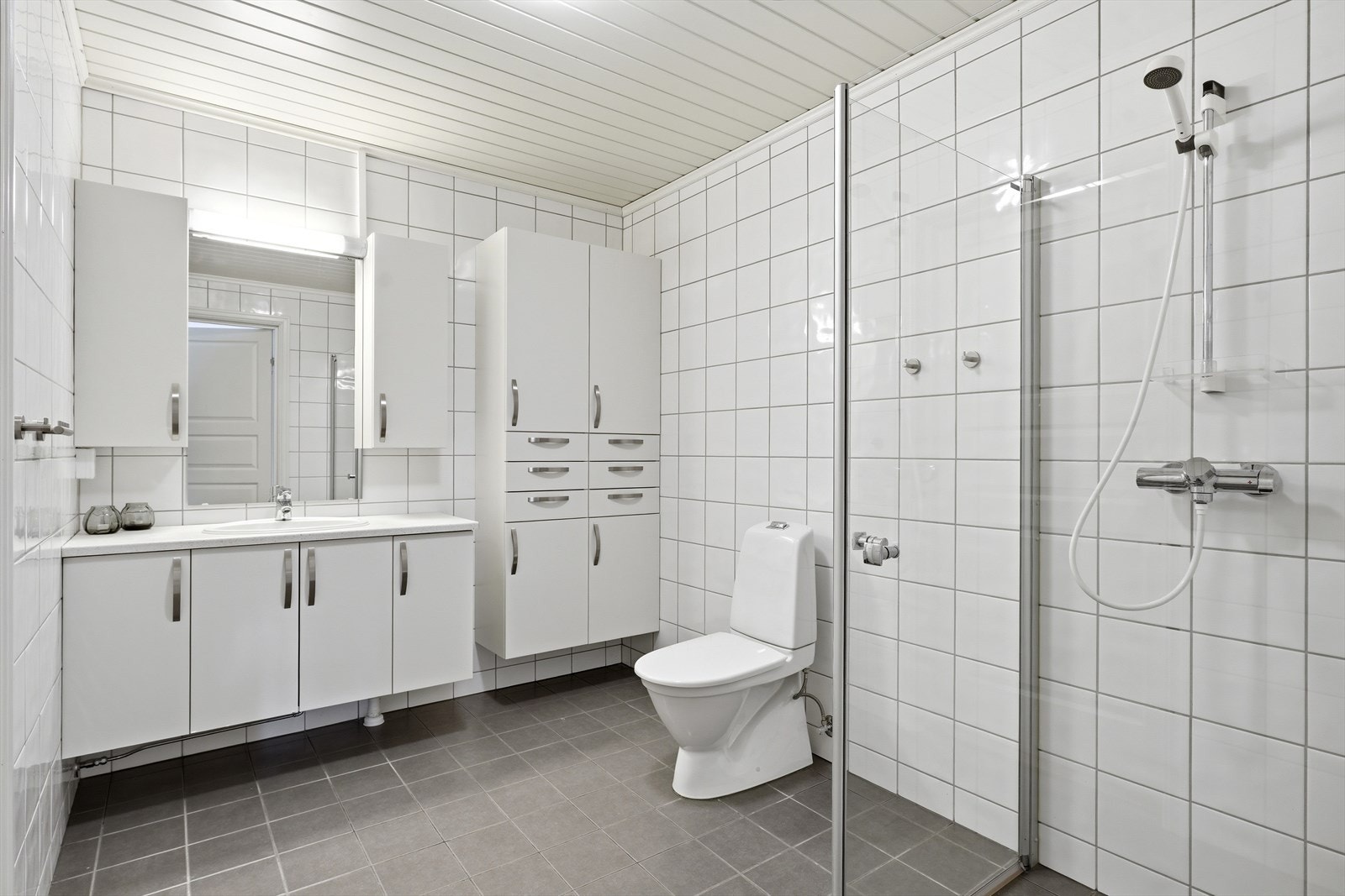 Badet i boligen er romslig, med flislagte overfalter, og elektrisk gulvvarme. Galleribilde