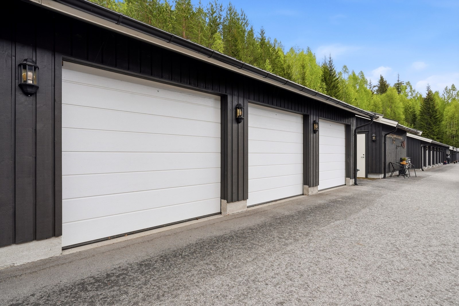 Garasjen er av god størrelse, og har elektrisk leddport. Galleribilde
