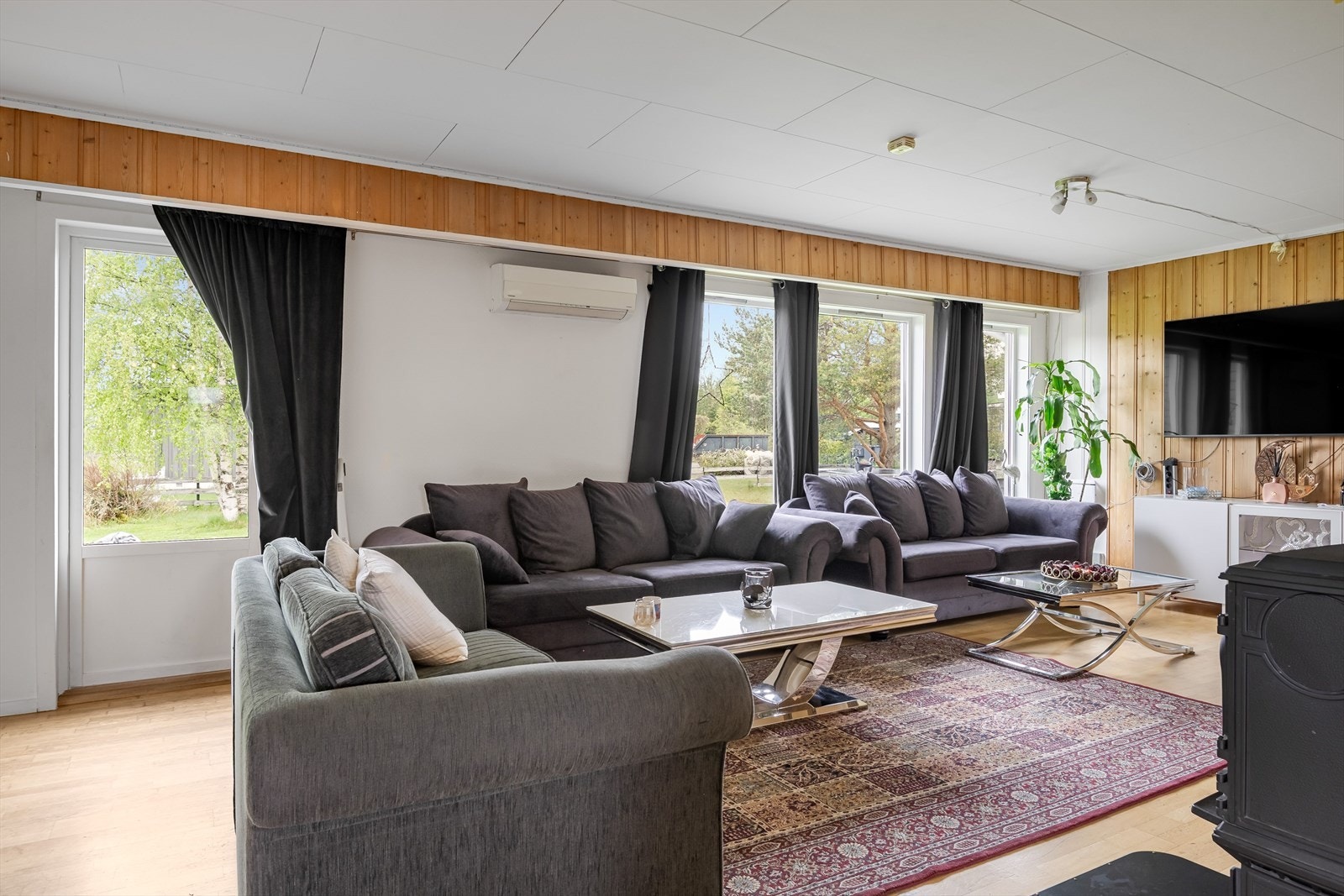 Stuen har flere store vinduer som slipper inn rikelig med naturlig lys. Galleribilde