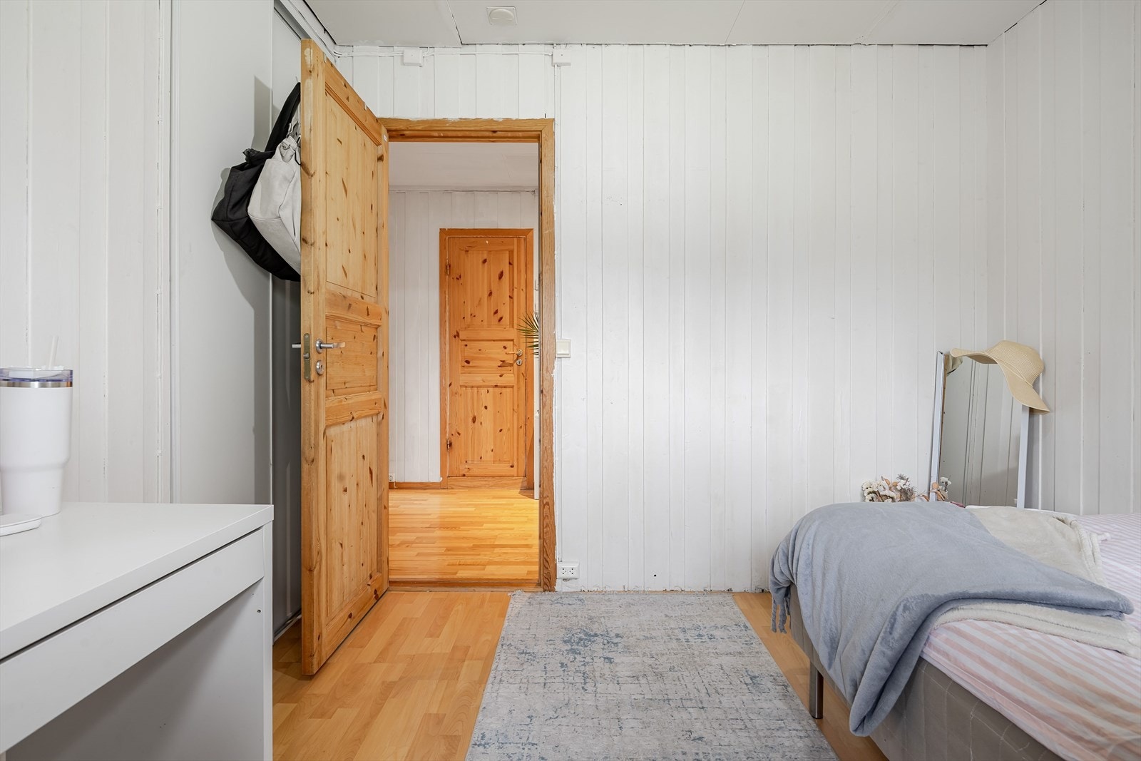 Også på dette soverommet er det god oppbevaringsplass i plassbygget skyvedørsgarderobe. Galleribilde