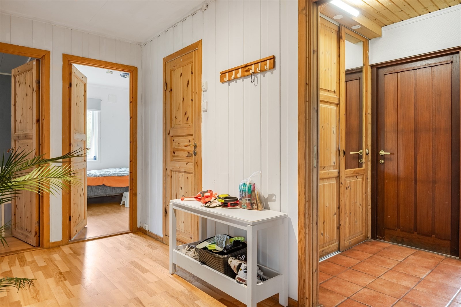 Videre kommer du inn i en lys gang med adkomst til stuen, 3 soverom og baderom. Galleribilde