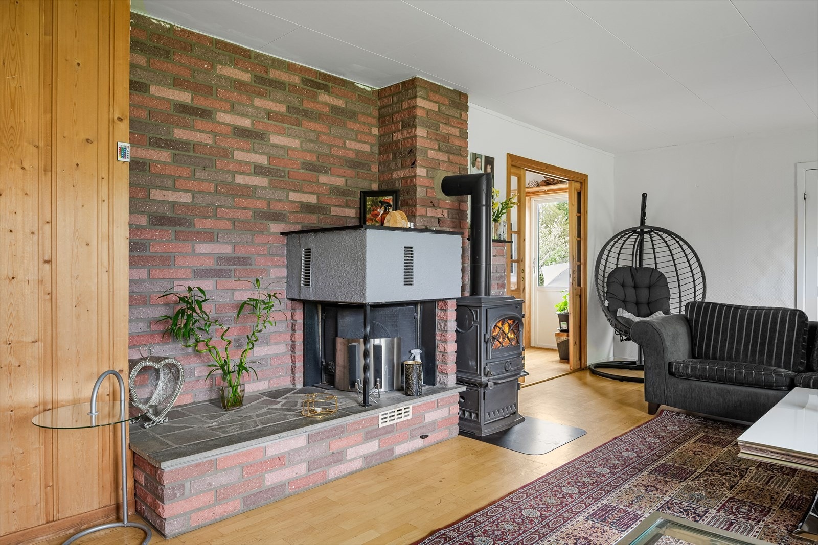 I stuen er det også en murt peis med peisinnsats og en peisovn som både gir god varme og bidrar til ekstra hygge. Galleribilde