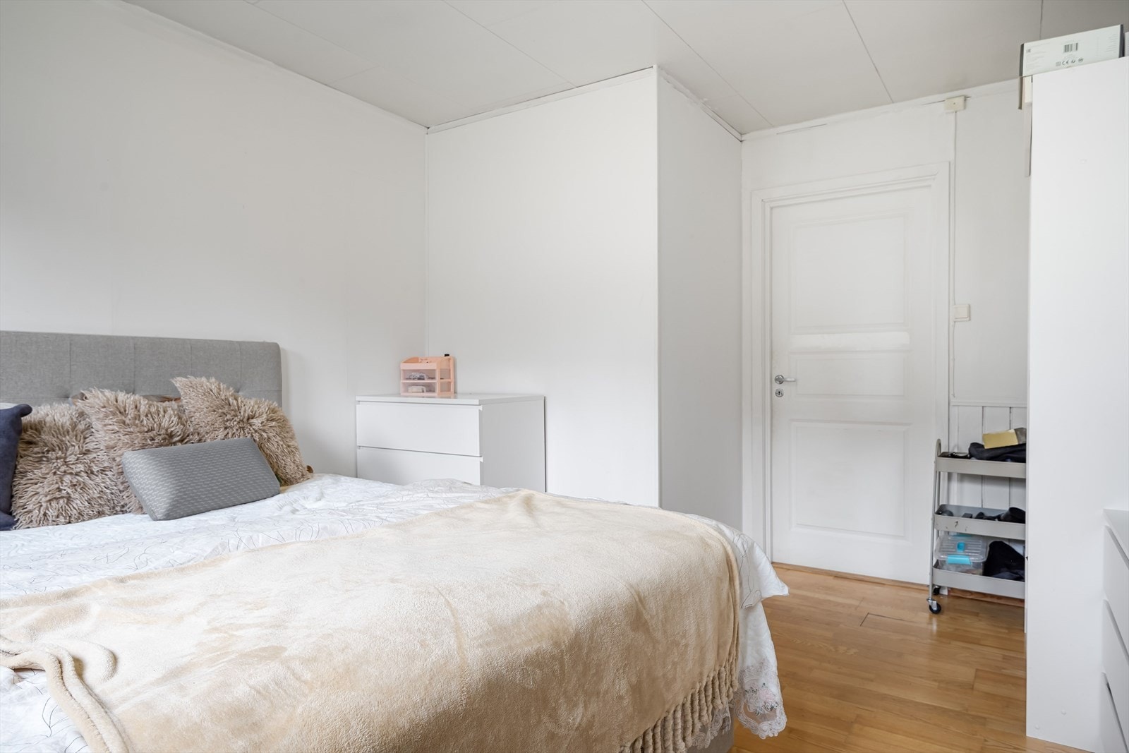 På soverommet er det plass til dobbeltseng med tilhørende nattbord, samt en kontorpult og kommoder. Galleribilde