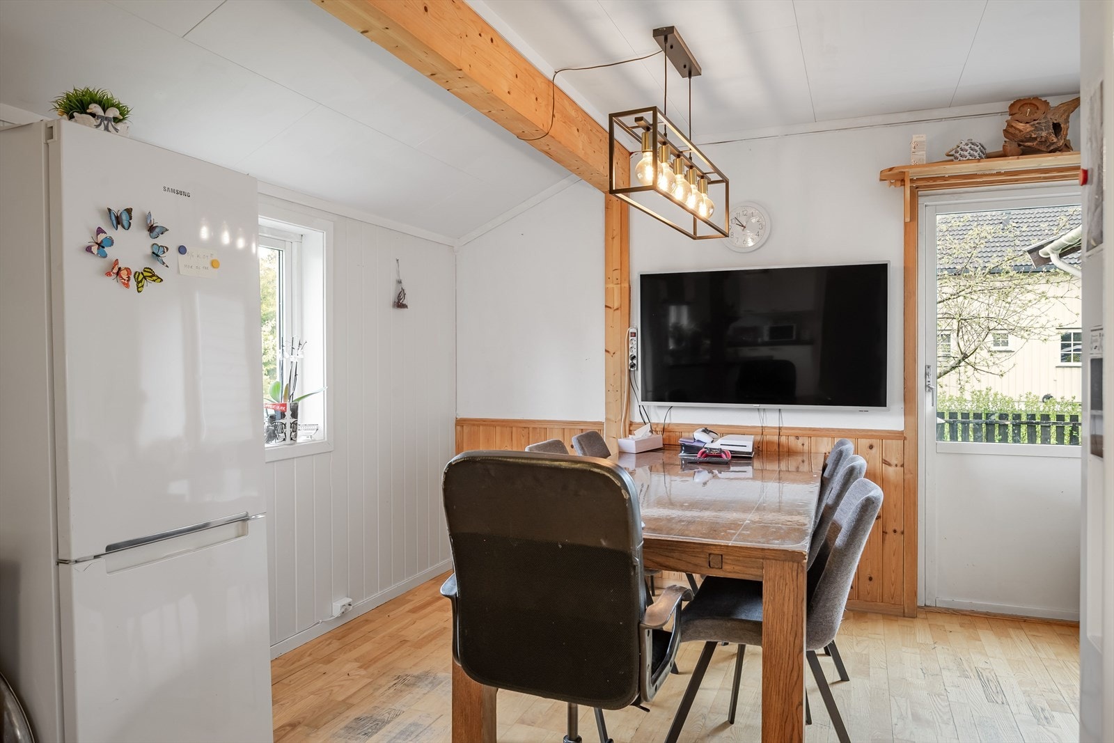 Spisestue med god plass til stort spisebord. Galleribilde