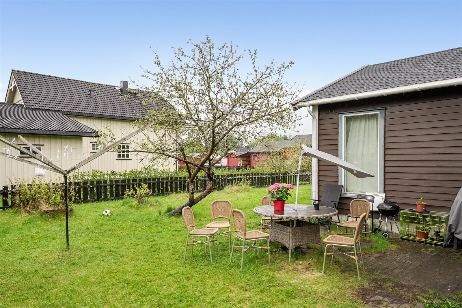 Fra spisestuen er det også utgang til en hyggelige uteplass belagt med belgningsstein. Galleribilde