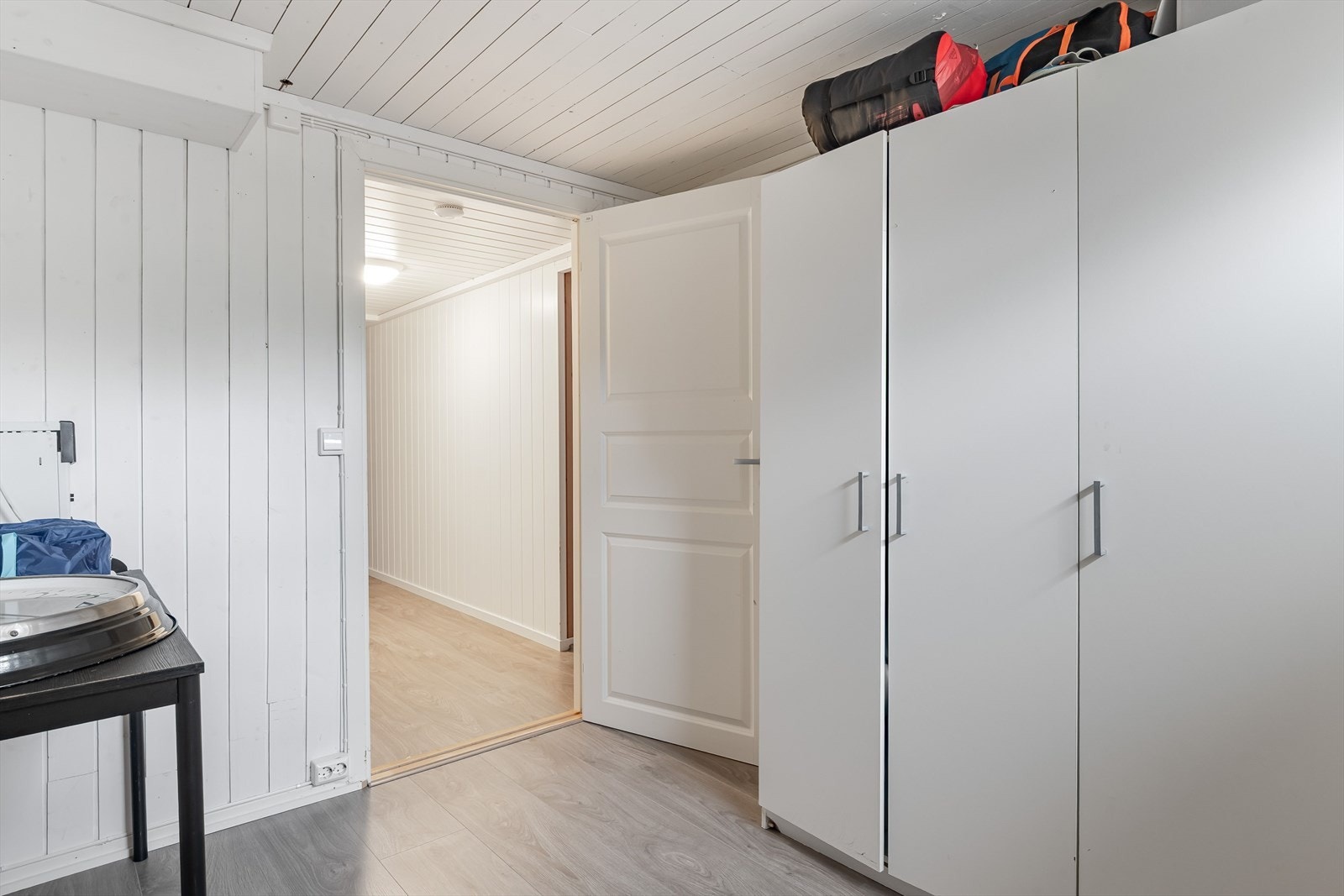 Rommet har moderne enstavs laminat fra 2022 på gulv og god oppbevaringsplass i medfølgende garderobeskap. Det gjøres oppmerksom på at rommet ikke er godkjent for varig opphold. Galleribilde