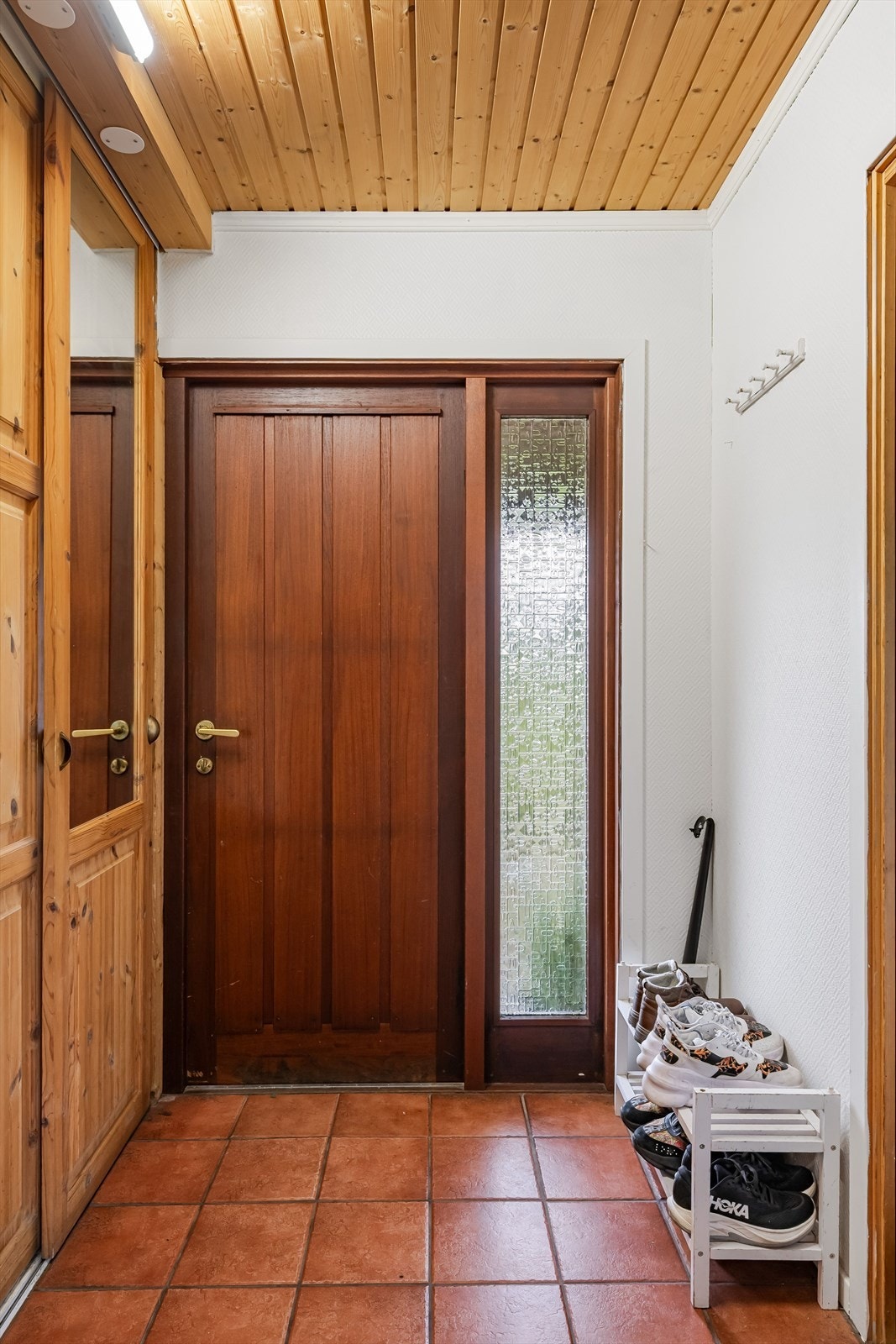 Når du entrer boligen, kommer du inn i en praktisk entré med flislagt gulv. Galleribilde