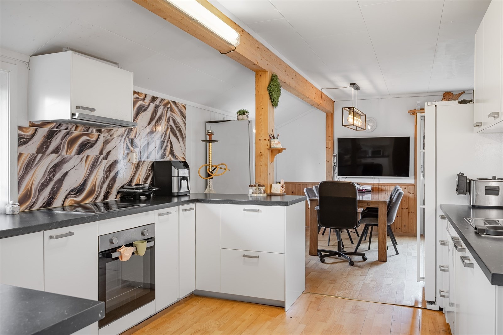 Lys og moderne kjøkkeninnredning fra Ikea som var ny i ca. 2020. Kjøkkenet har en praktisk utforming som gir god skap- og benkeplass. Galleribilde