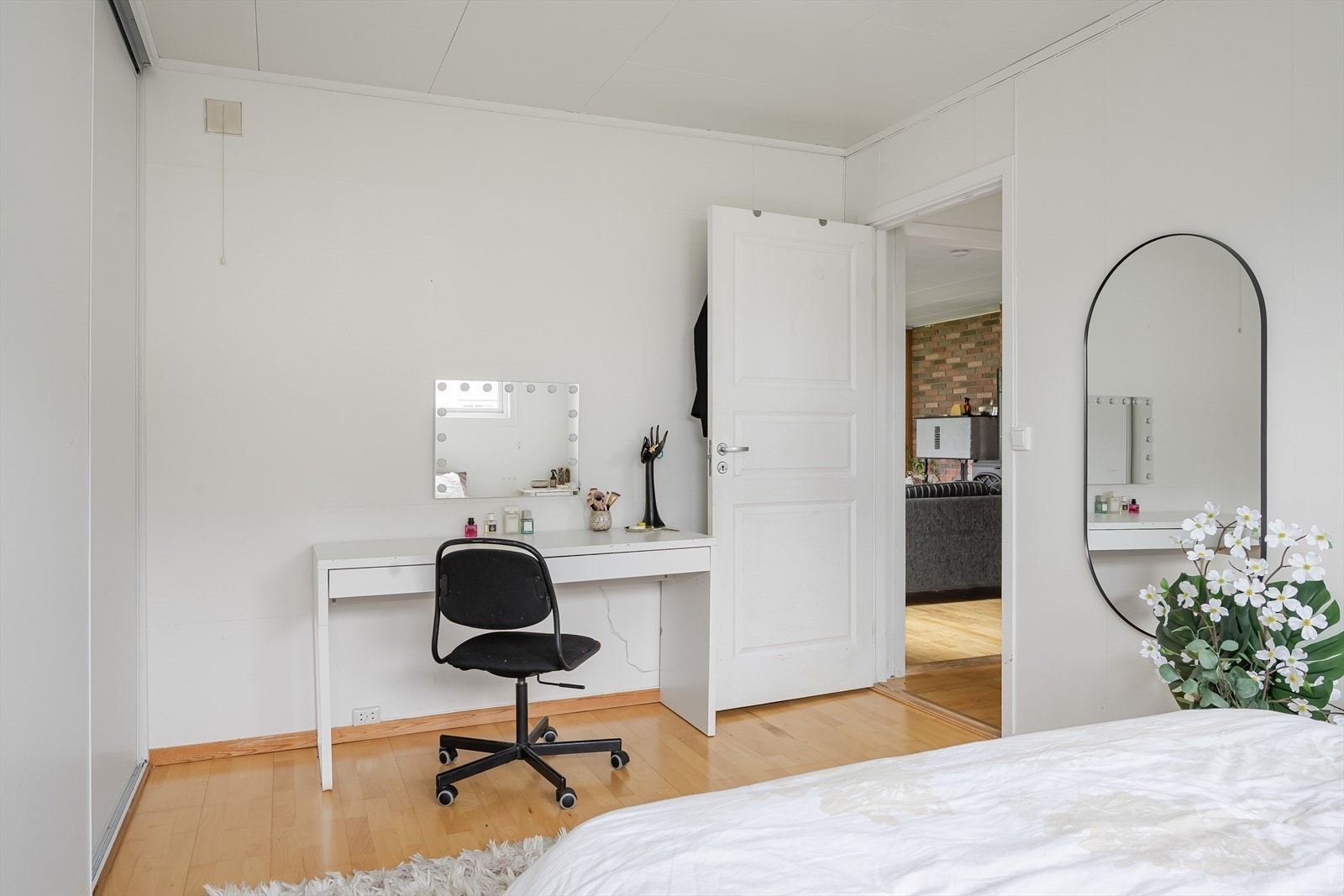 Det er også plass til en kontorpult eller kommoder. Galleribilde