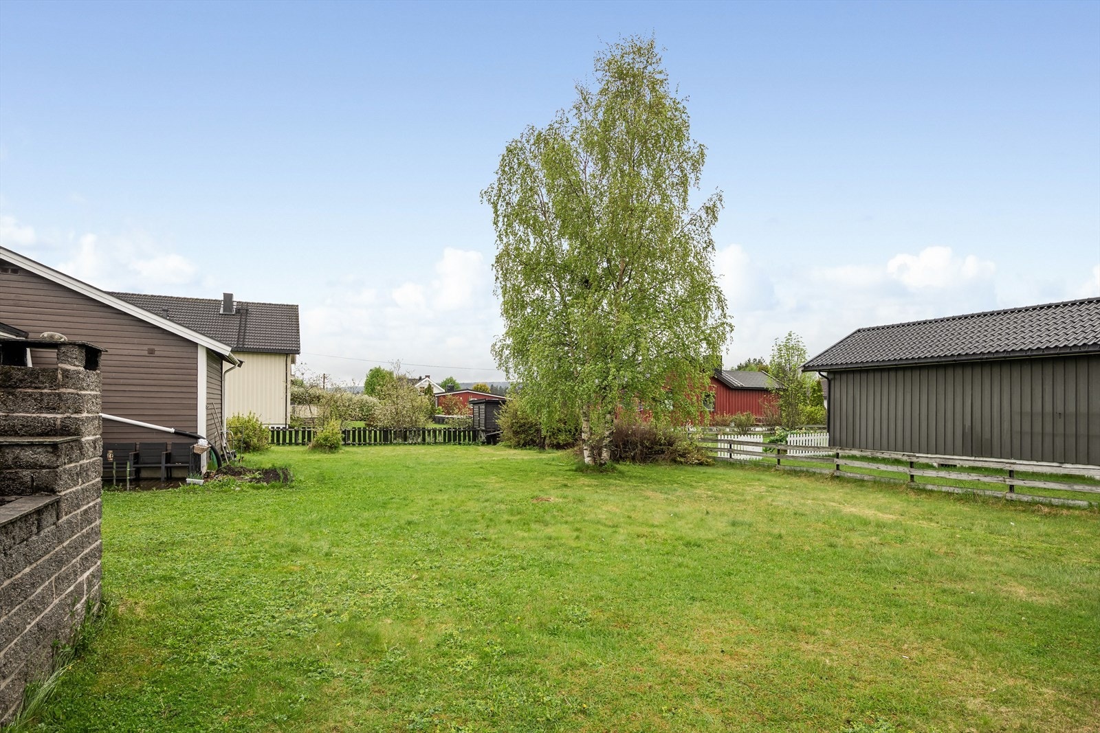 Fra stuen er det utgang til en terrasseplatting på ca. 8m². I andre enden er det en uteplass på ca. 12m² som er belagt med belegningsstein og utstyrt med en koselig utepeis med sittebenk. Galleribilde