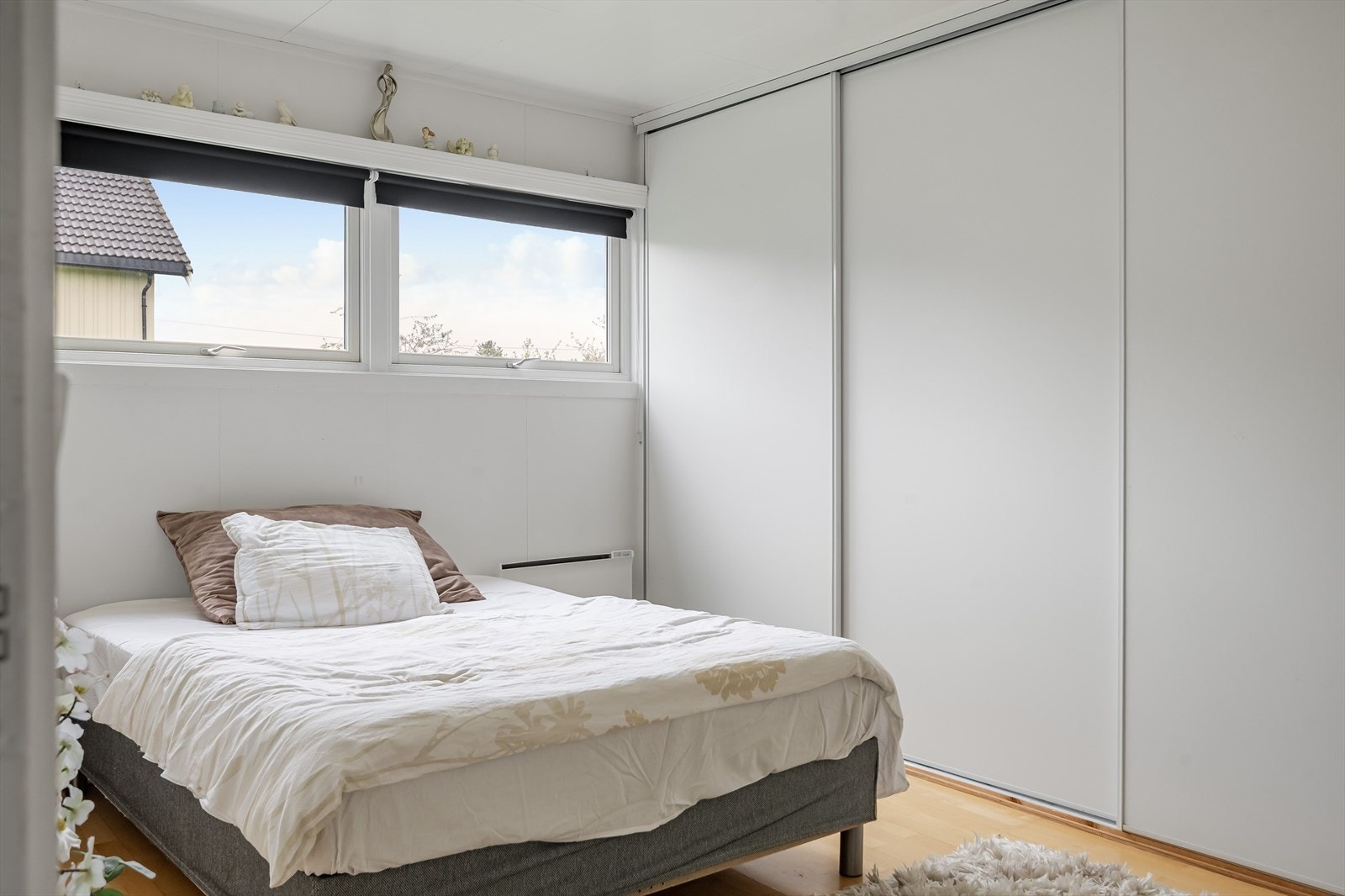 På soverommet er det rikelig med oppbevaringsplass i stor plassbygget skyvedørsgarderobe langs hele den ene veggen. Galleribilde