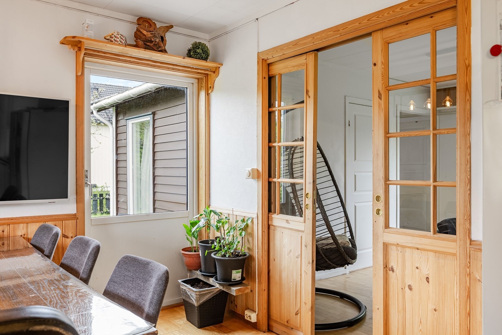 Spisestuen har brystningspanel og doble skyvedører med glassfelt inn til stuen. Galleribilde