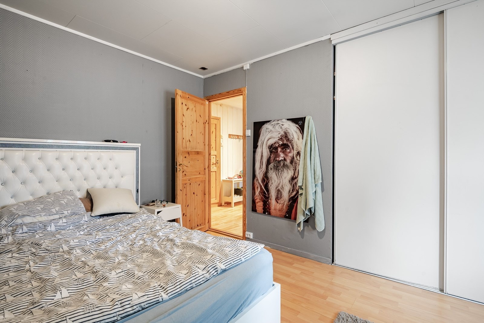 På soverommet er det plass til dobbeltseng med tilhørende nattbord og en kontorpult, samt god oppbevaringsplass i plassbygget skyvedørsgarderobe. Galleribilde