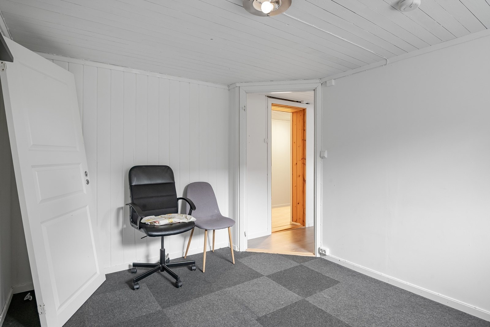 Rommet har teppegulv og lysmalte overflater. Det gjøres oppmerksom på at rommet ikke er godkjent for varig opphold. Galleribilde
