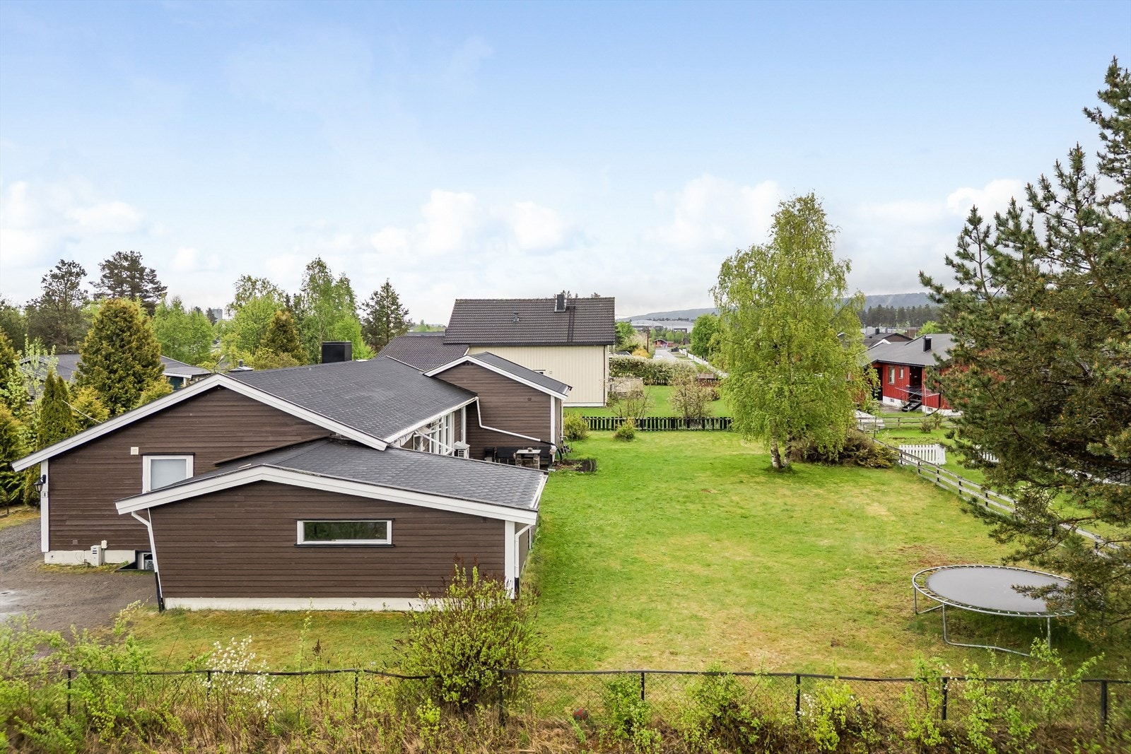 Eiendommen ligger i et veletablert og barnevennlig boligfelt på Vestad. Fra eiendommen er det kort gangavstand til barnehage, flere matbutikker og Vestad barneskole. Kun ca. 2 km til Elverum sentrum og alle byfasiliteter. Galleribilde