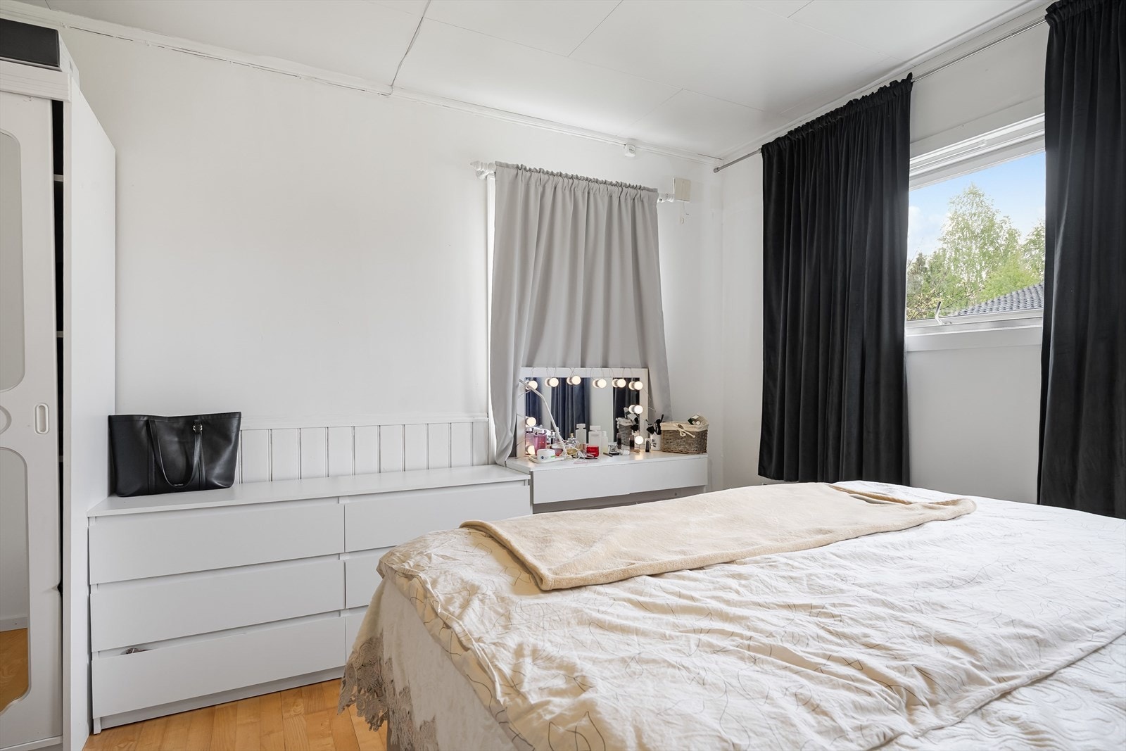 Det er også oppbevaringsplass i medfølgende skyvedørsgarderobe. Galleribilde