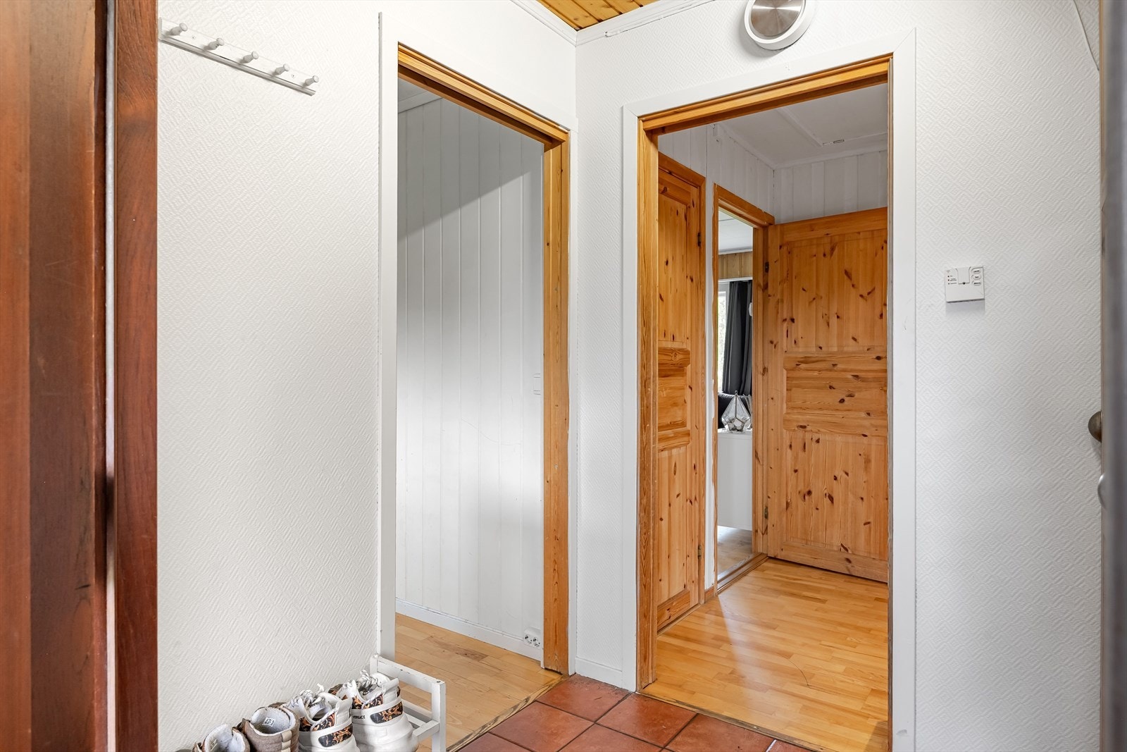 I entréen er det oppbevaringsplass i skyvedørsgarderobe, samt ytterligere plass til sko og oppheng av yttertøy. Galleribilde