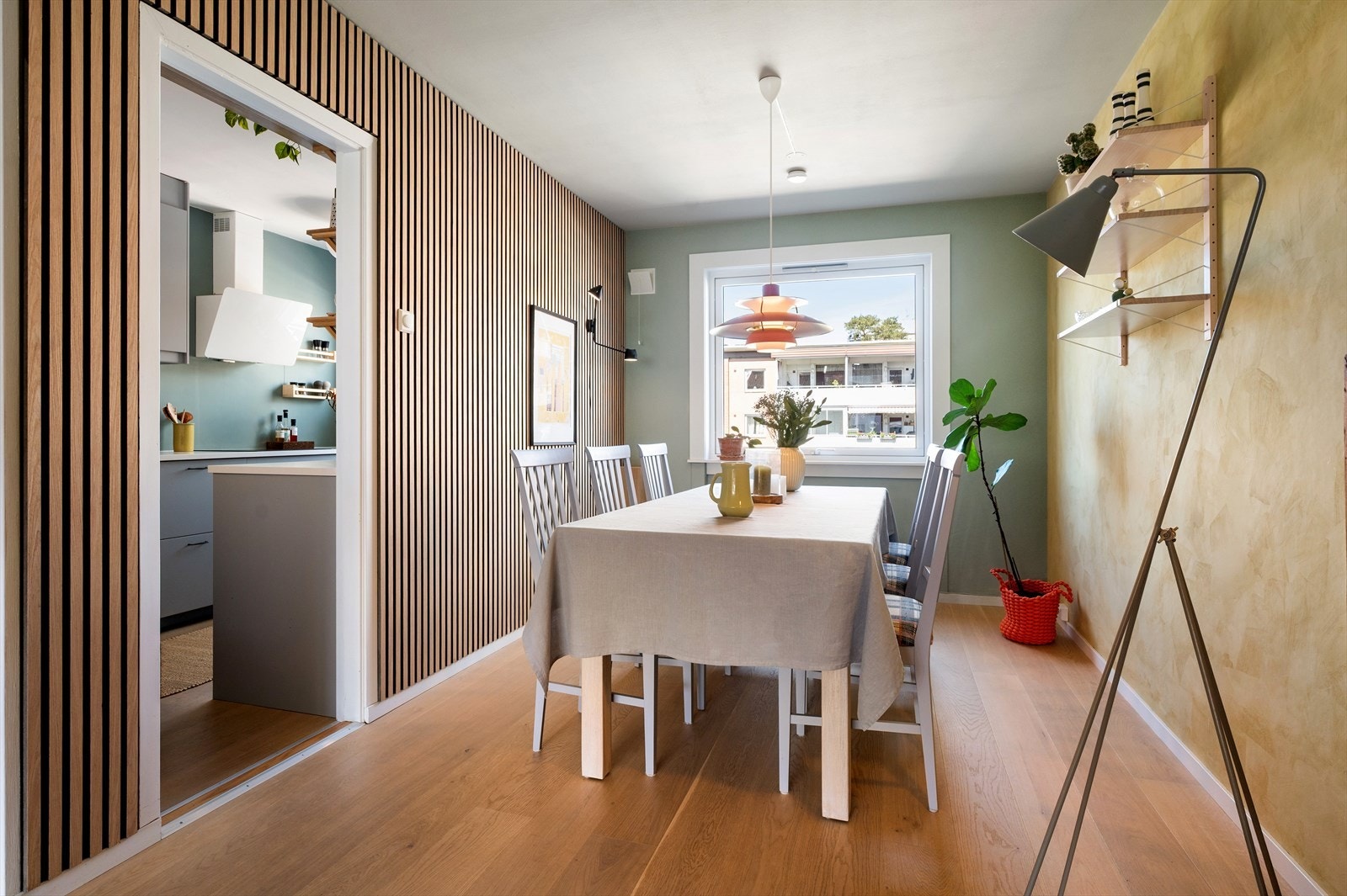 Her ligger alt til rette for å flytte rett inn eller med enkle grep sette sitt eget preg på rommet. Galleribilde