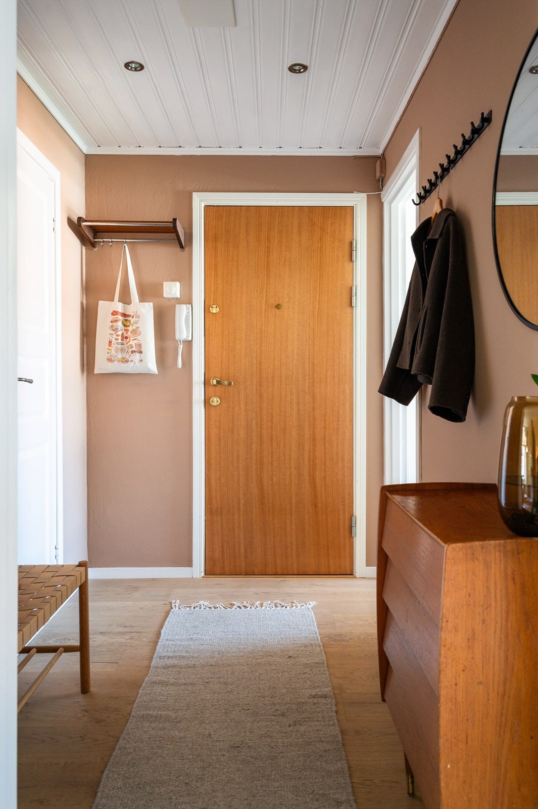 Man ønskes velkommen inn av en lys og hyggelig entré med plass til å henge av seg yttertøyet og sette fra seg sko. Galleribilde