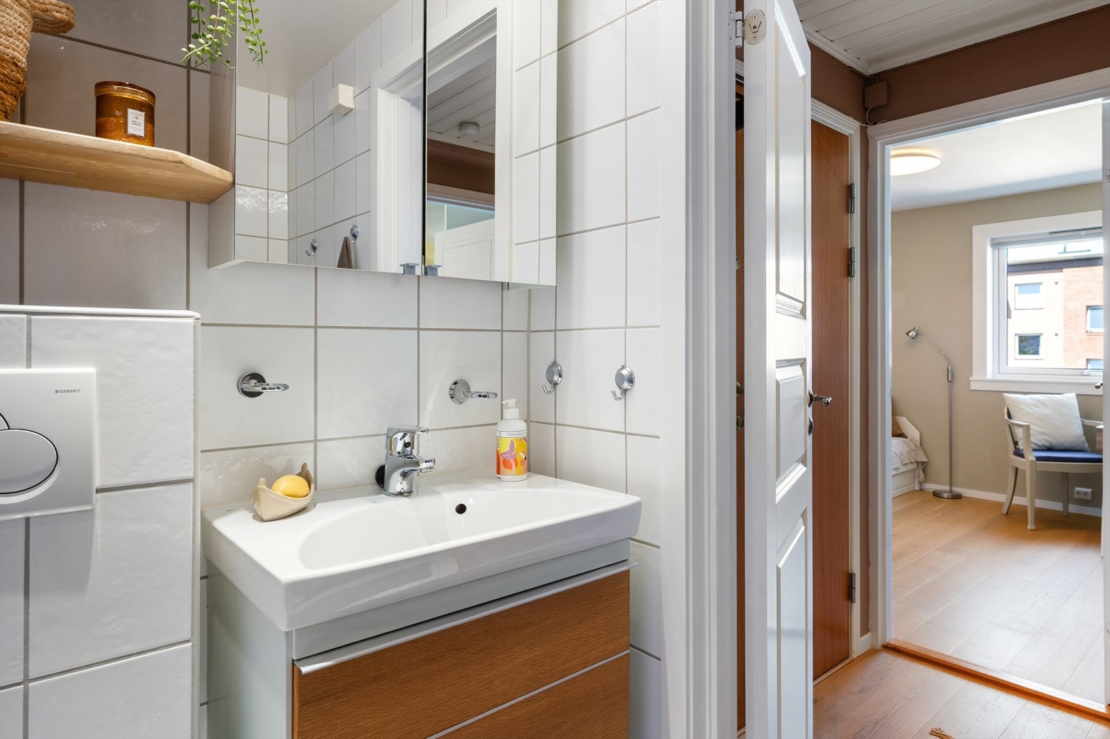 Videre har badet behagelig gulvvarme og opplegg for vaskemaskin. Galleribilde
