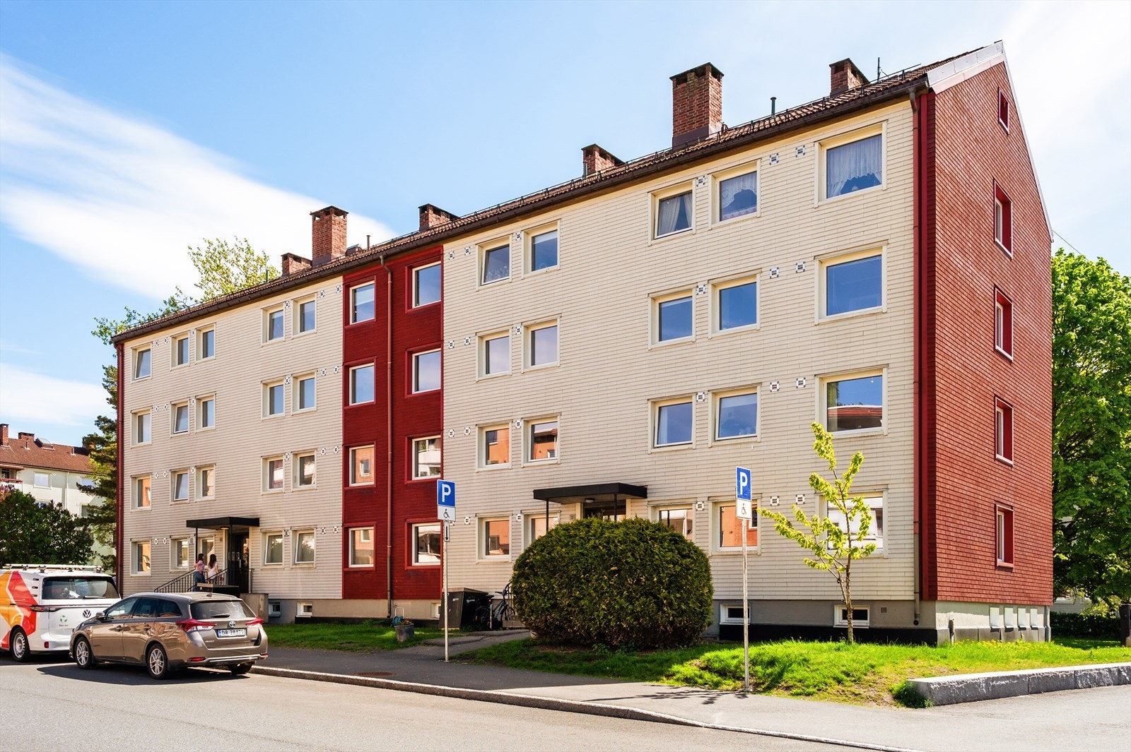 Boligen disponerer 3 eksterne boder: 2 i kjeller på totalt ca. 5 m² og en loftsbod på ca. 8 m² i gulvareal og 2 m² målbart. Galleribilde