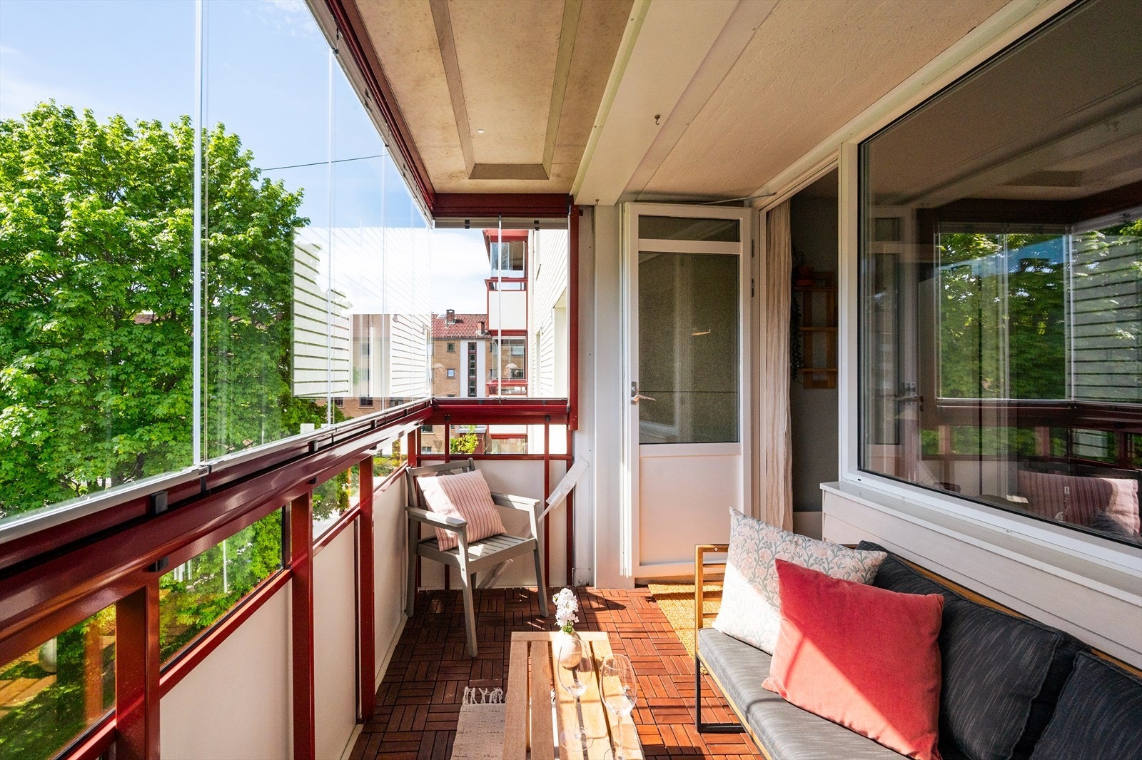 Utgang fra stuen til en stor innglasset balkong på 7 m² med meget gode solforhold. Galleribilde