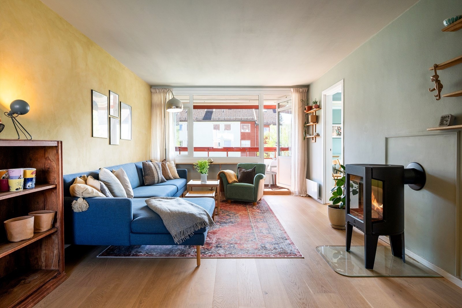 Velkommen til en lekker og romslig leilighet i et barnevennlig og populært boligområde på Oppsal, rett ved markagrensa. Galleribilde