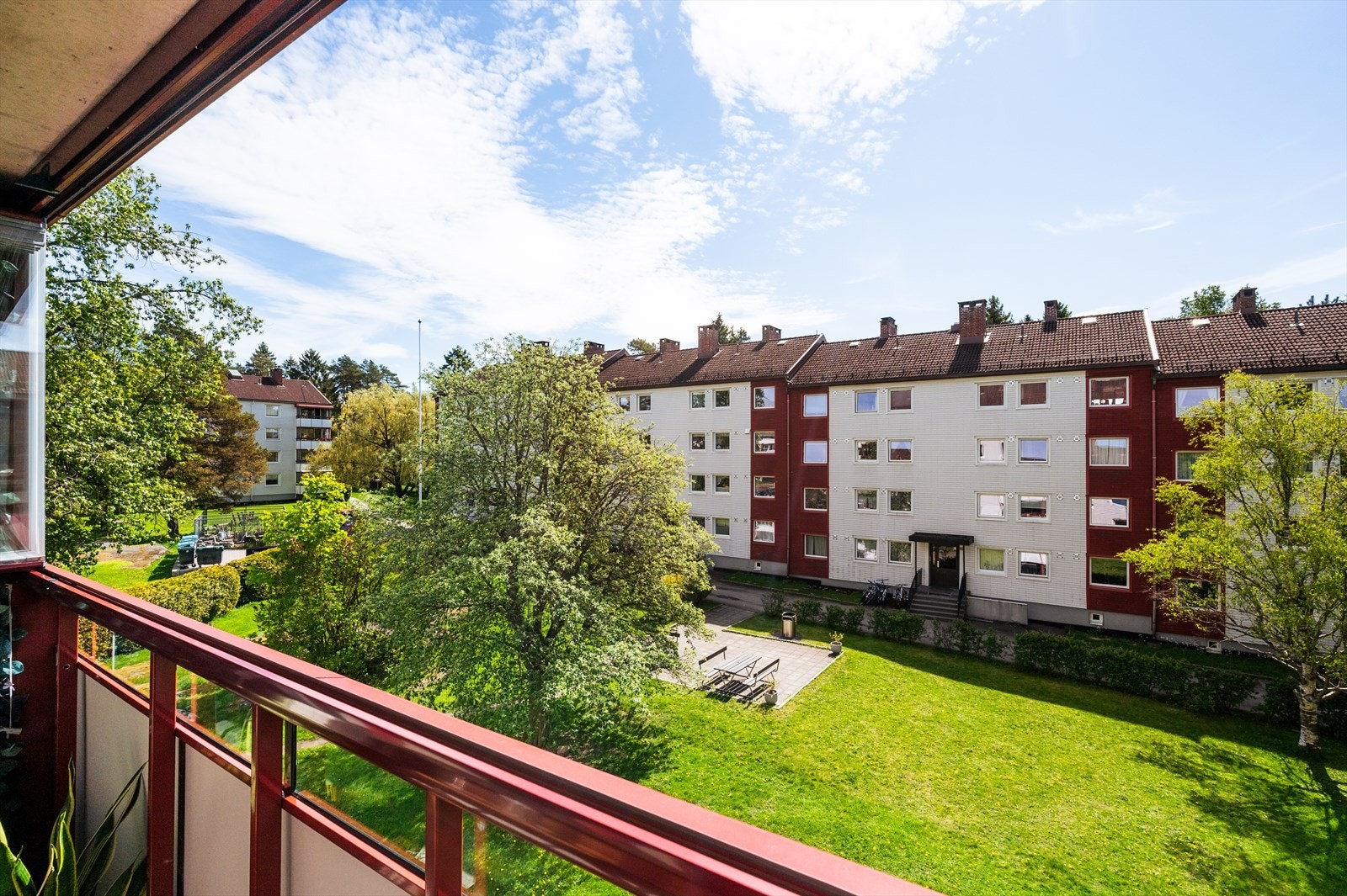 Her er det god plass til sittegruppe, grill og beplantning hvor hyggelige sommerdager kan nytes i godt selskap. Galleribilde