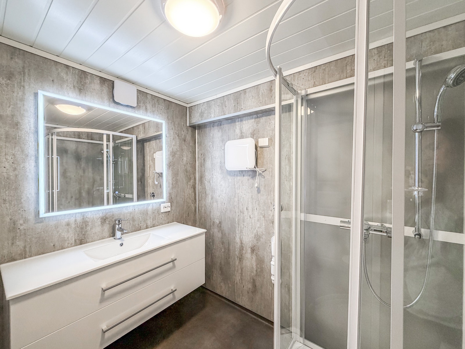 Pent baderom med opplegg til vaskemaskin. Galleribilde