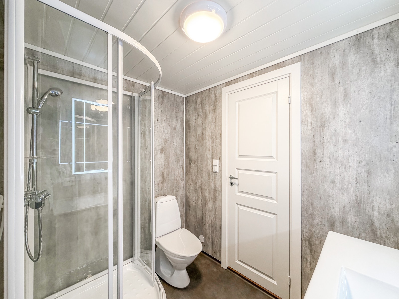 Badet har belegg på gulvet og baderomsplater på veggene. Galleribilde