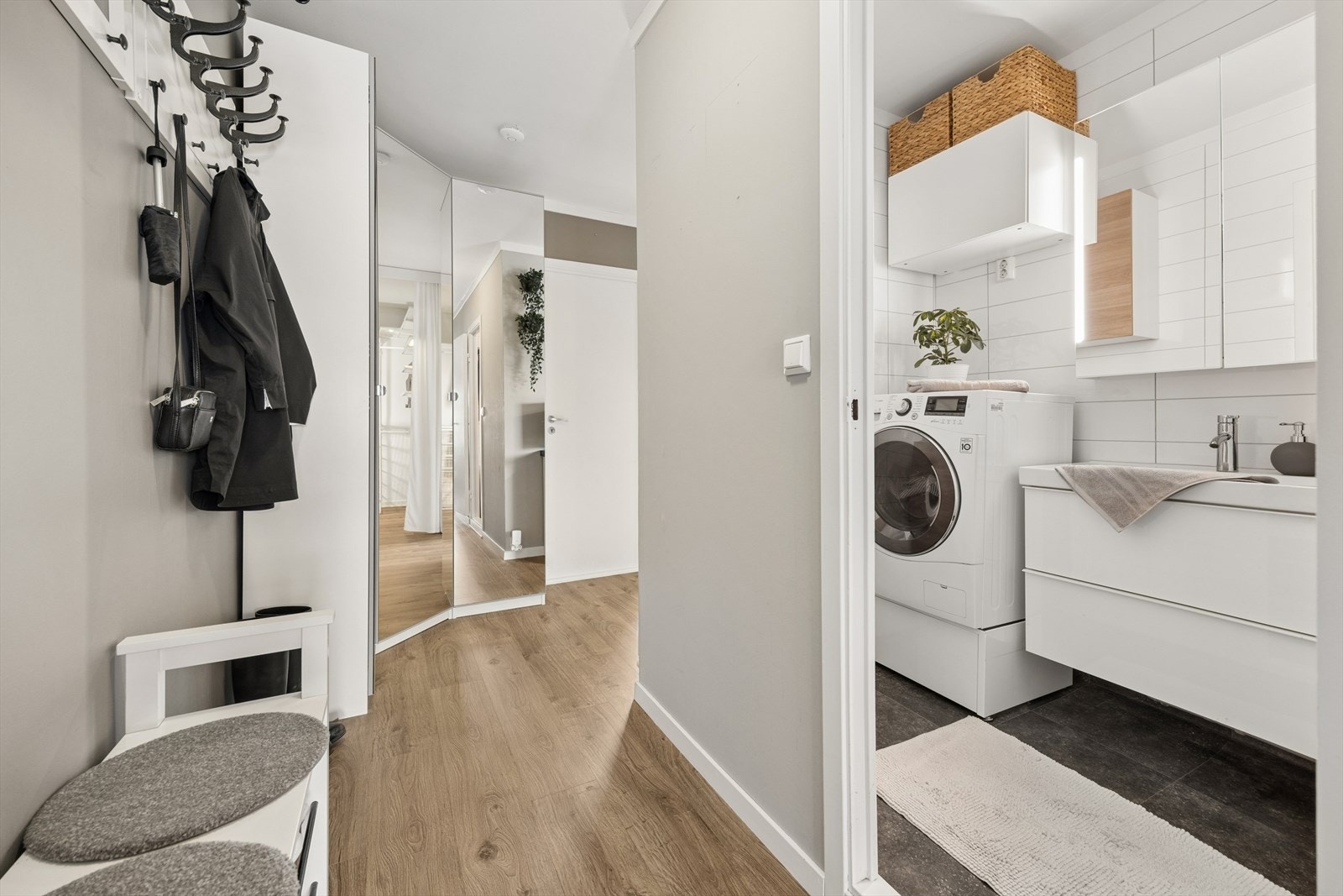 Innbydende entré med adkomst til bad og videre inn mot stuen. Galleribilde