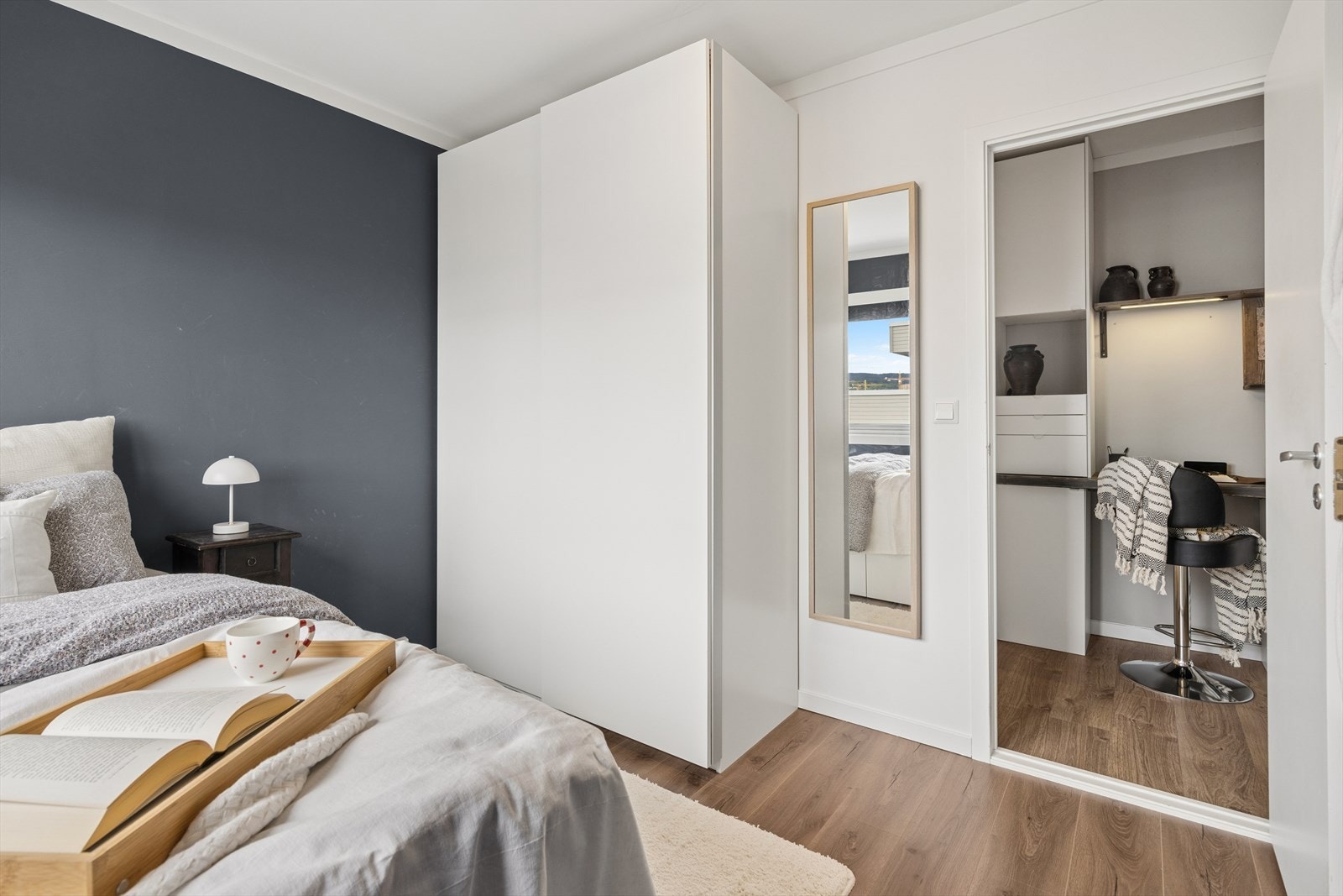 Fra hovedsoverommet er det inngang til en romslig garderobeløsning. Galleribilde