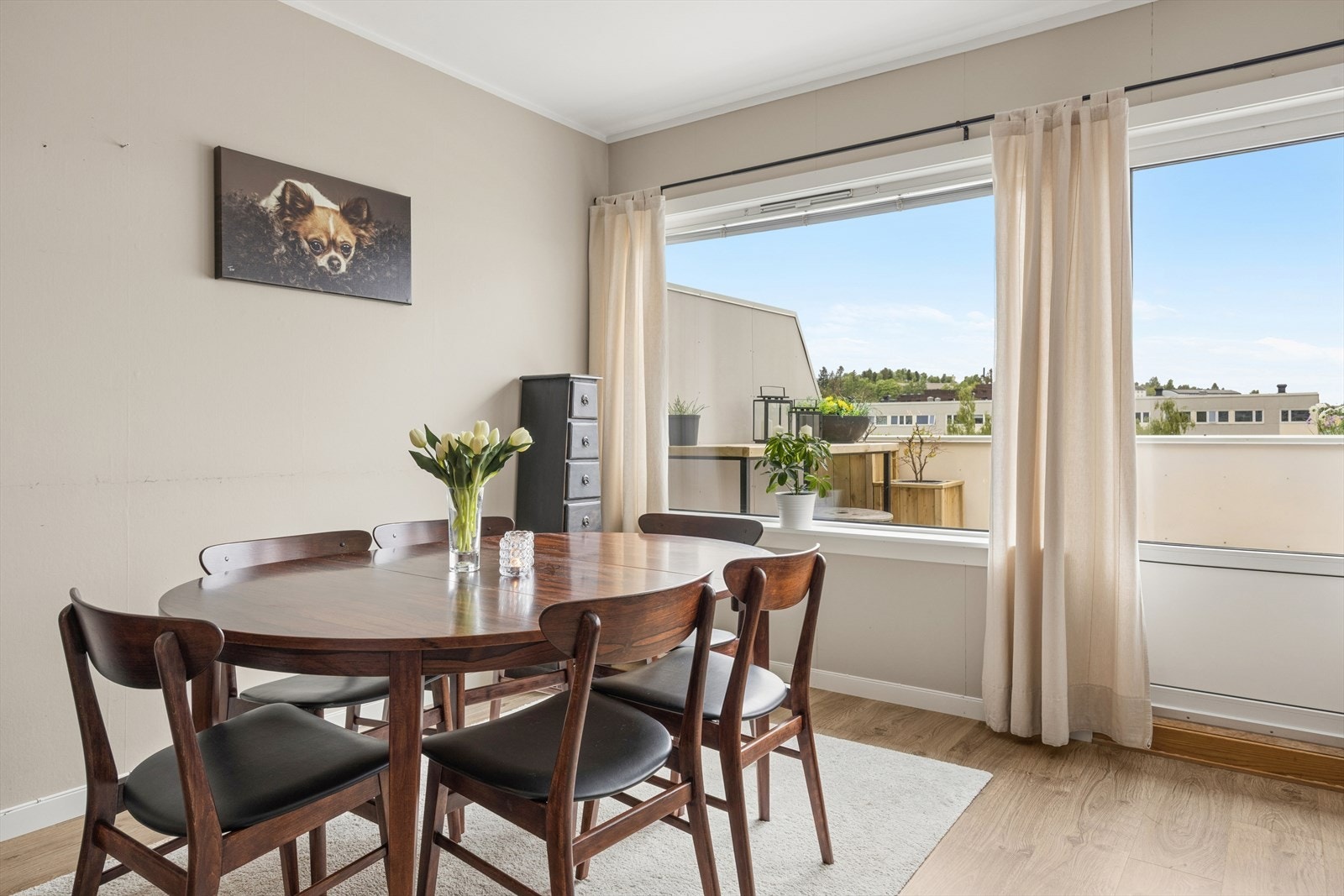 En naturlig plass for spisebordet i tilknytning til både stue og kjøkken. Galleribilde