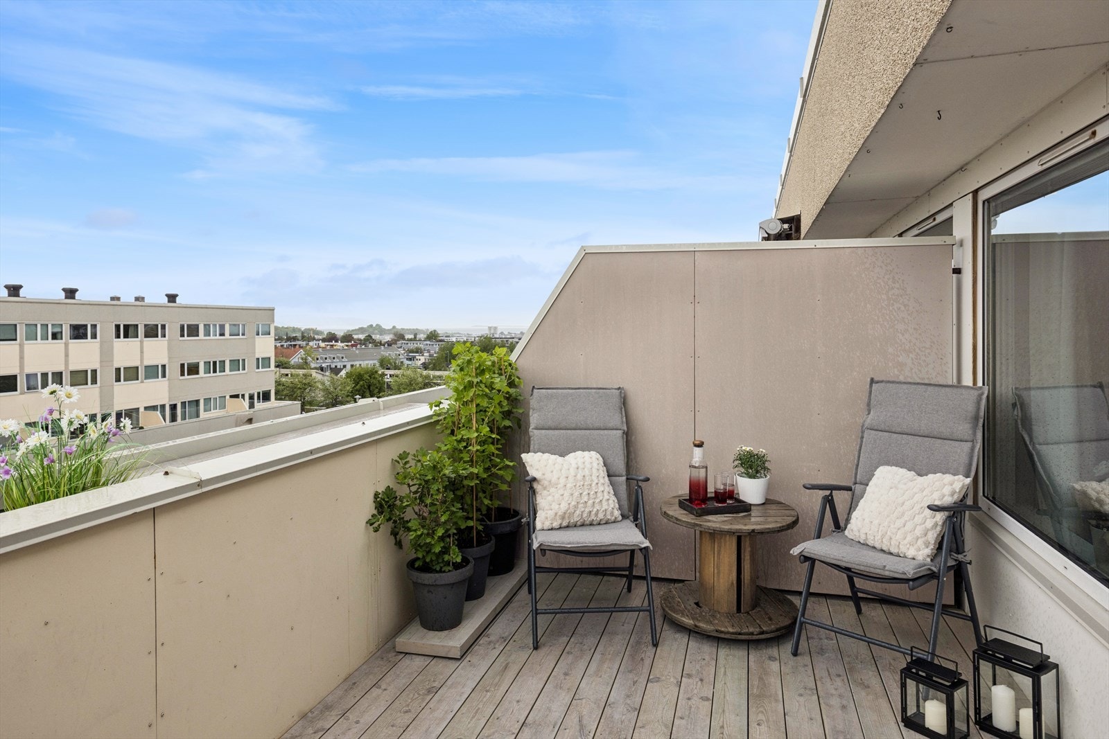 Leiligheten ligger i byggets toppetasje, og har en stor altanen på hele 13 m² Galleribilde