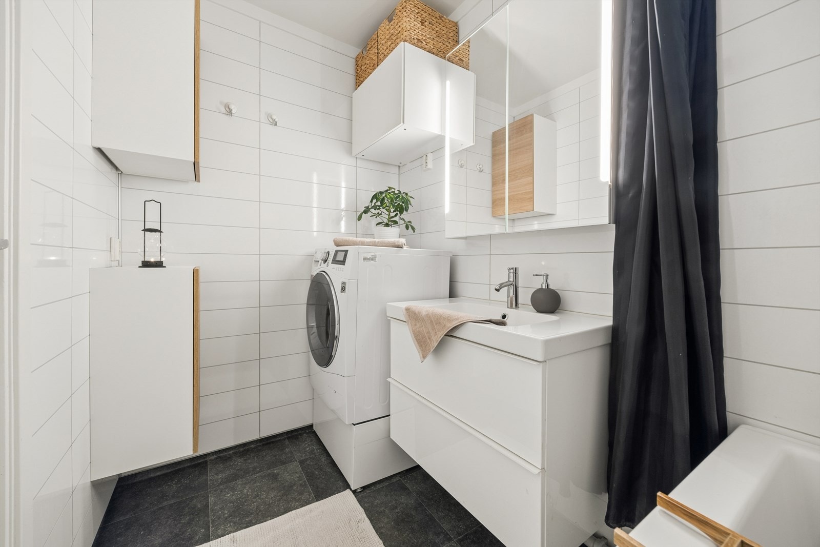 Badet ble oppgradert i 2014 og har våtromsplater på veggene og opplegg for vaskemaskin. Galleribilde