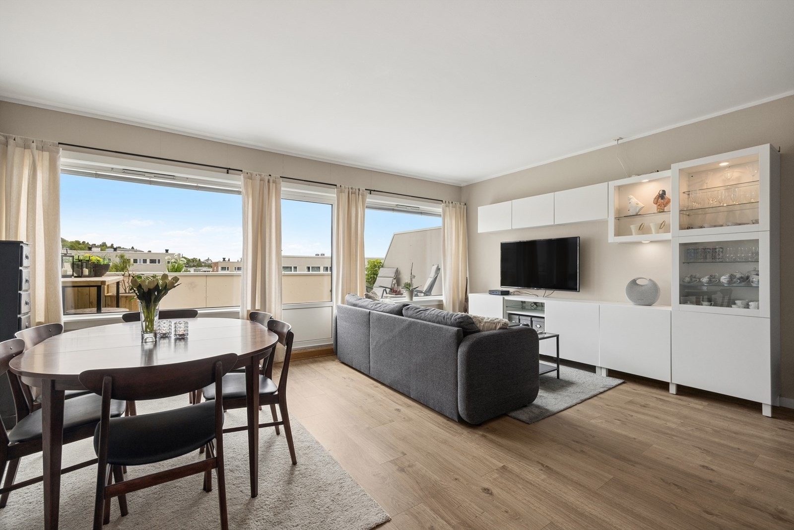 Stuen har en god utforming med plass til både sofagruppe og spisebord. Galleribilde