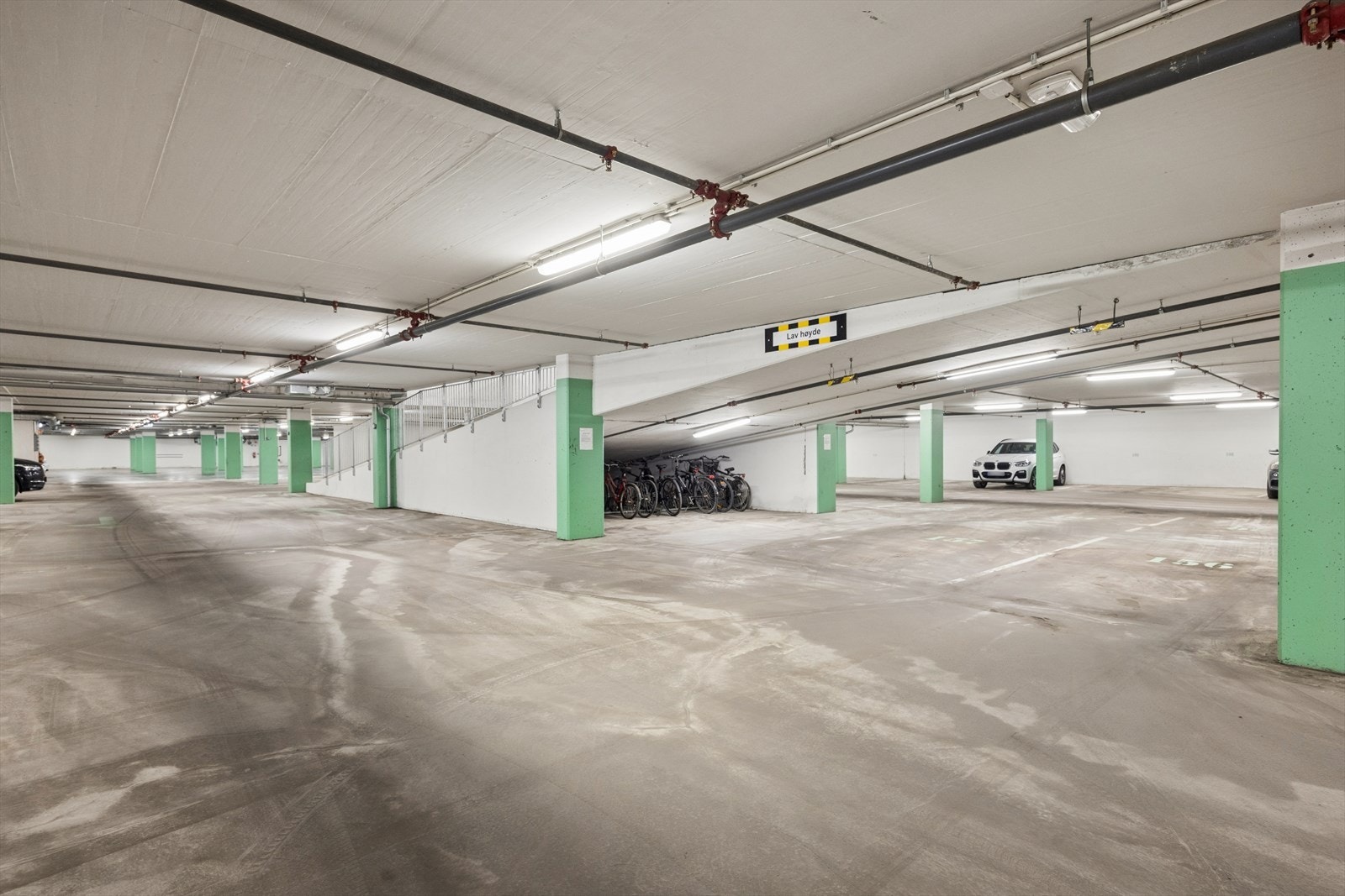 Det medfølger fast parkeringsplass i felles garasjeanlegg, med mulighet for installering av elbil-lader. Det er også felles sykkelboder for beboerne. Galleribilde