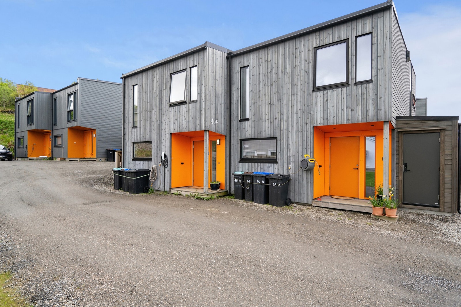 Parkeringsplass utenfor boligen med el-billader. Samt mulighet for gjesteparkering på sameiets fellestomt. Galleribilde