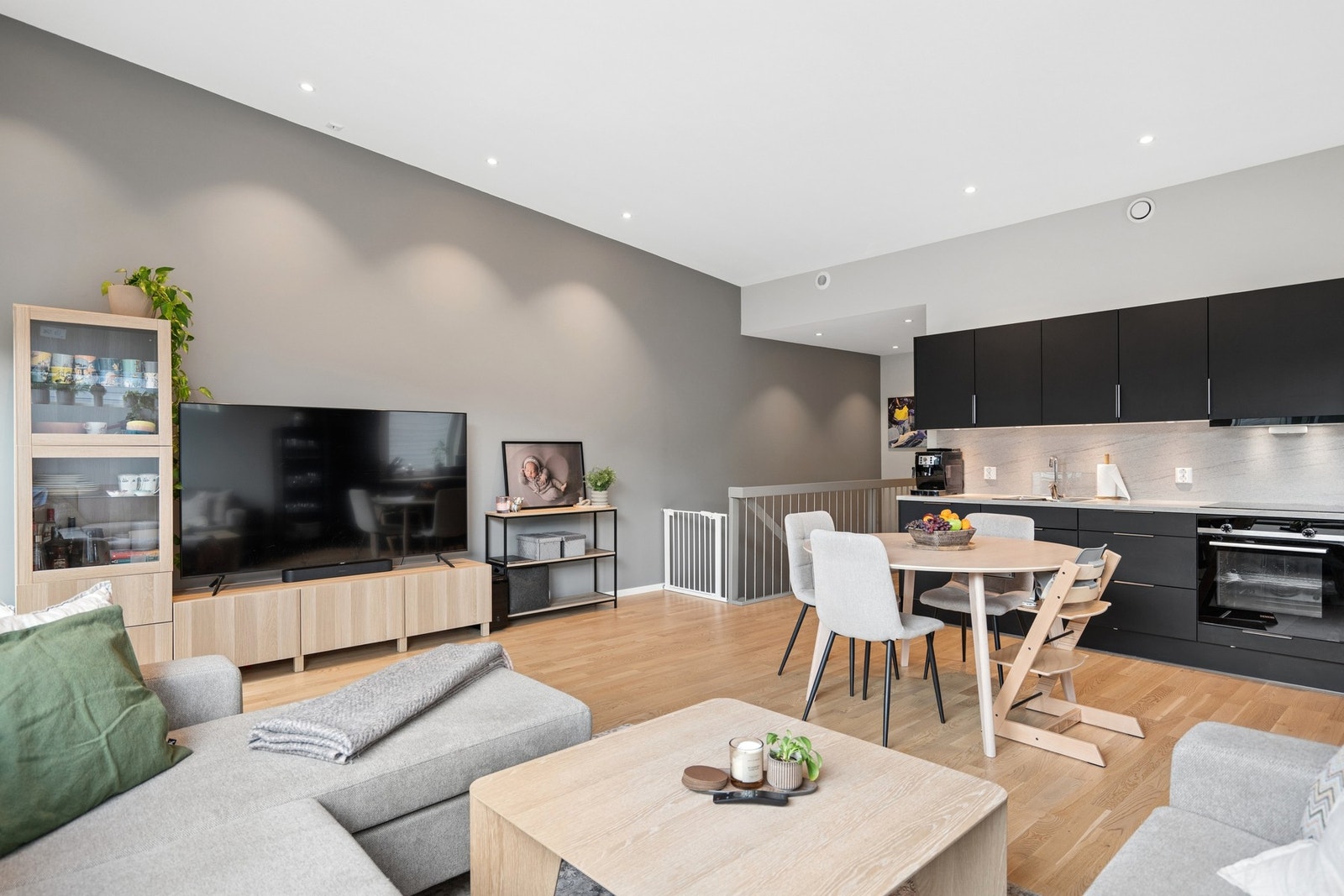 Rommet oppleves luftig og gir plass for ulik innredning. Downlightsene i himlingen, bidrar til god belysning. Galleribilde