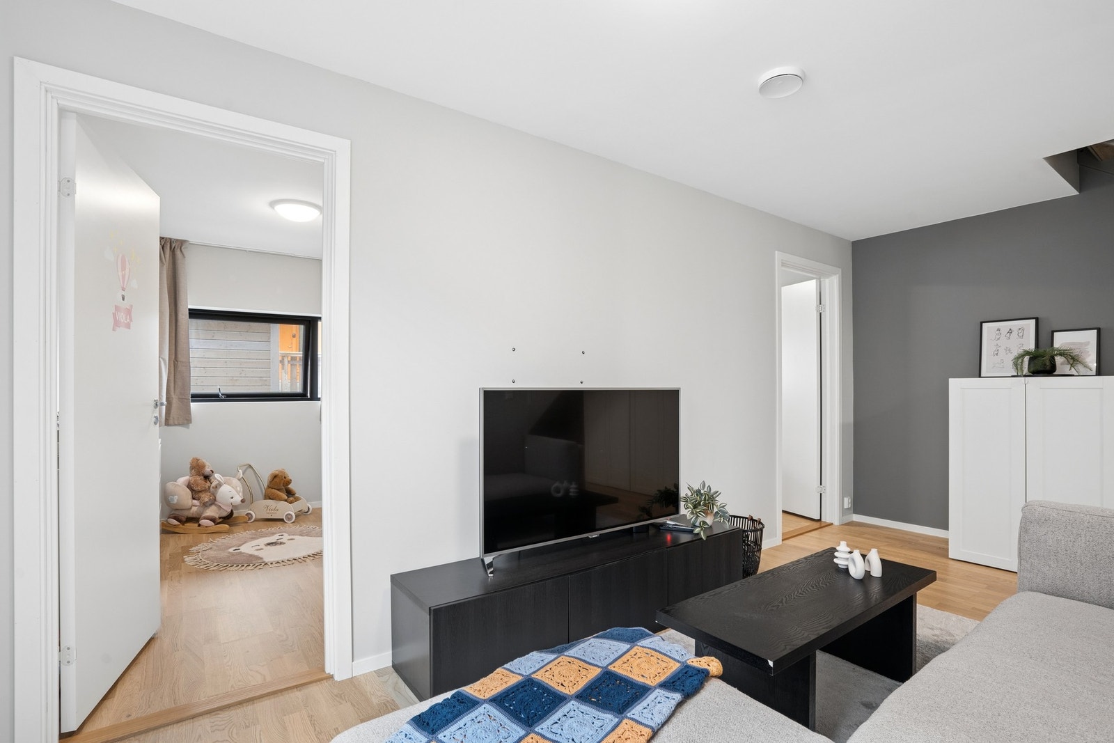 Det er plass for sofa, TV-møblement og ytterligere oppbevaring. Galleribilde