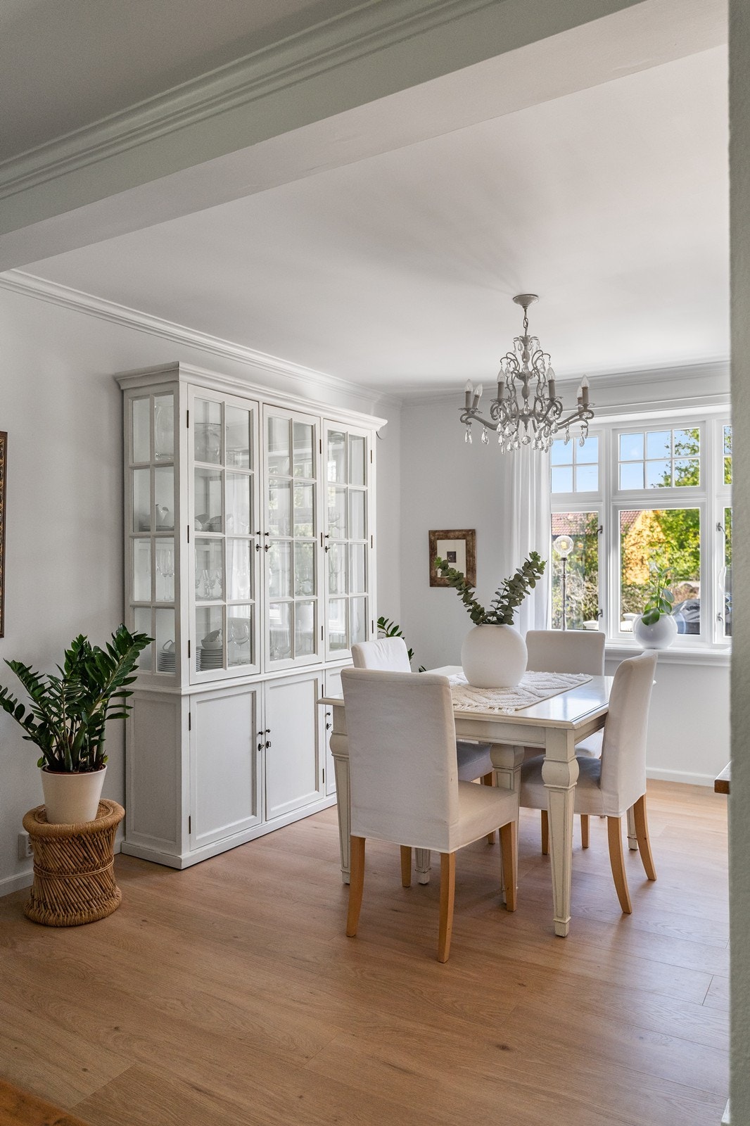 Store vindusflater sørger for godt med lysinnslipp av naturlig lys. Galleribilde